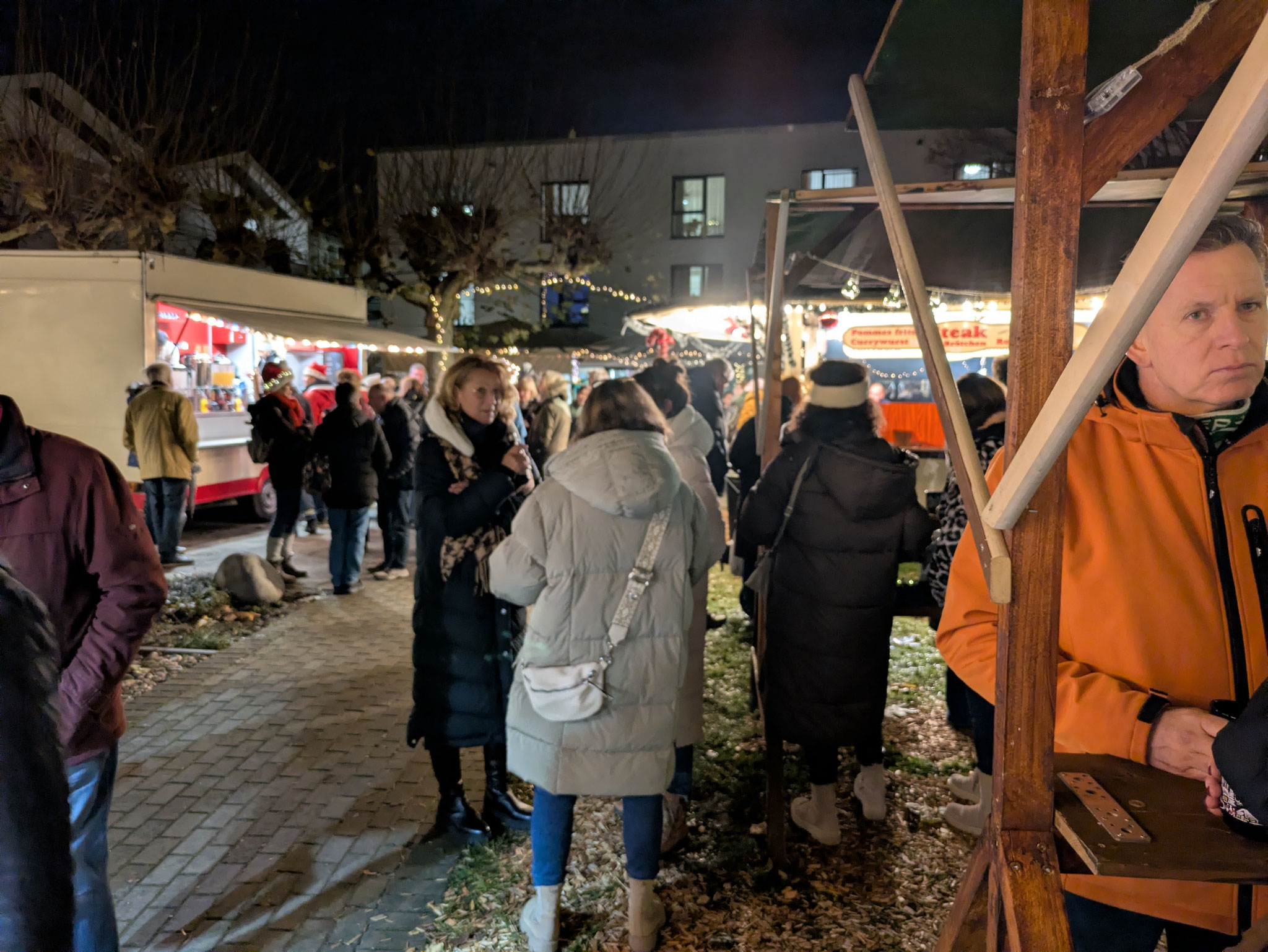 Die Korschenbroicher Bevölkerung nahm den Weihnachtsmarkt gut an