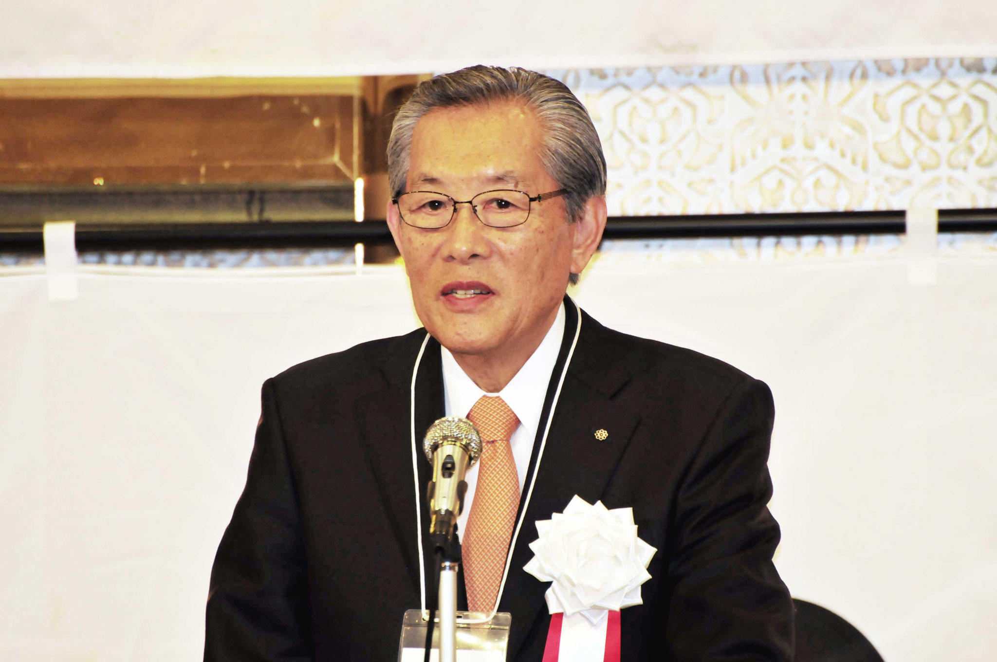 あいさつする隅会長