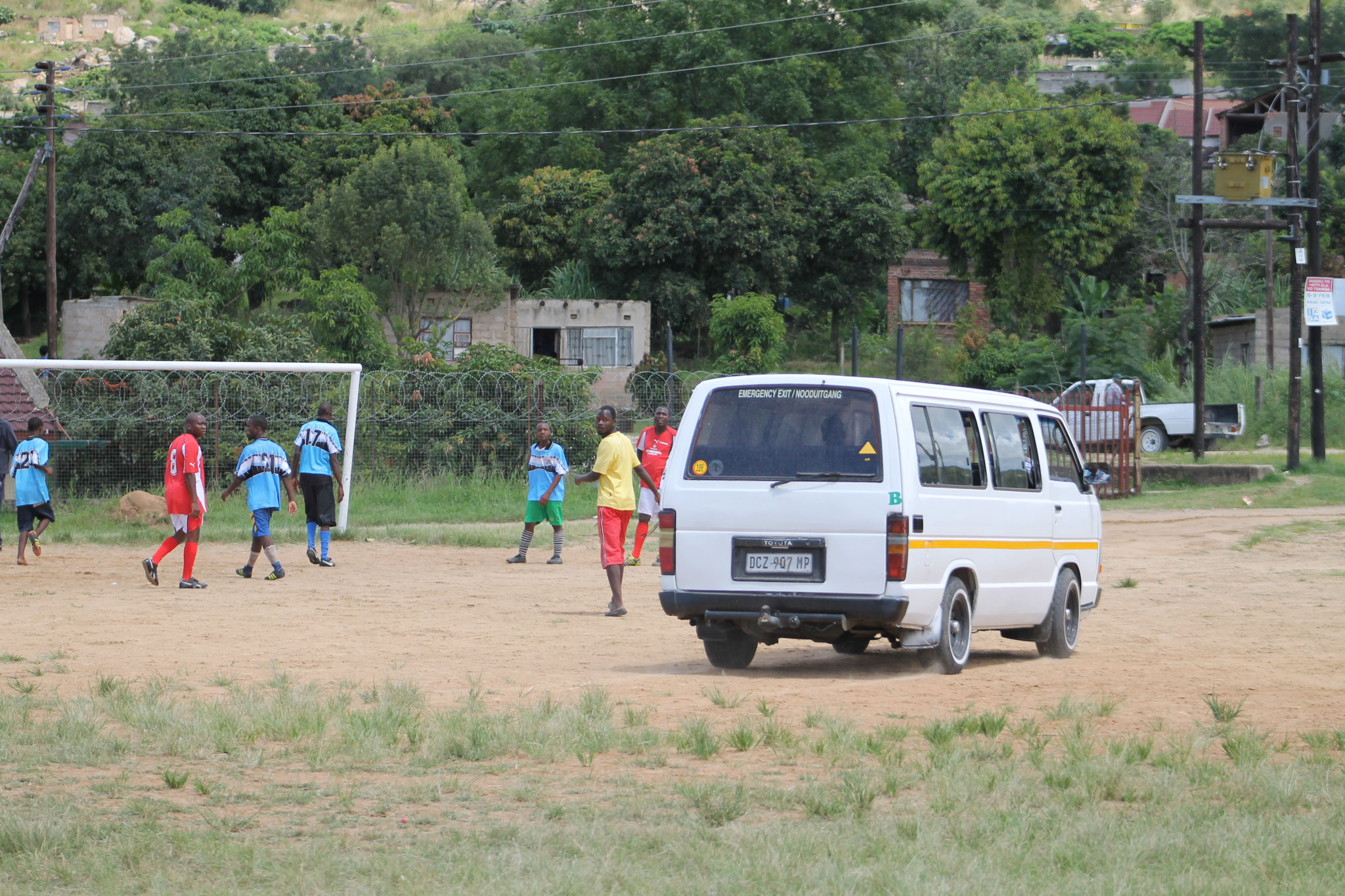 das Taxibüsli kreuzt das Spielfeld