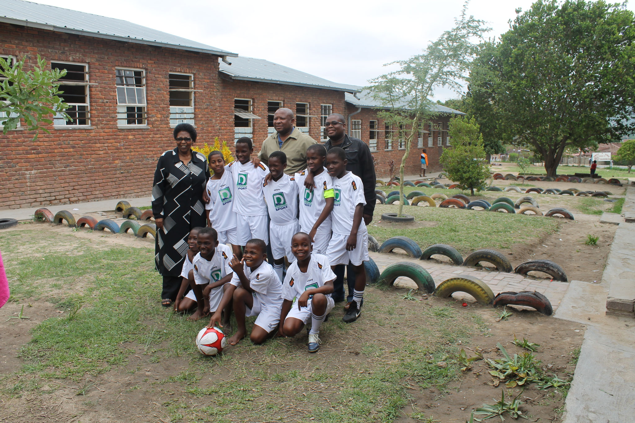 Sandzile Primary School Mannschaft mit Rektorin und Trainer