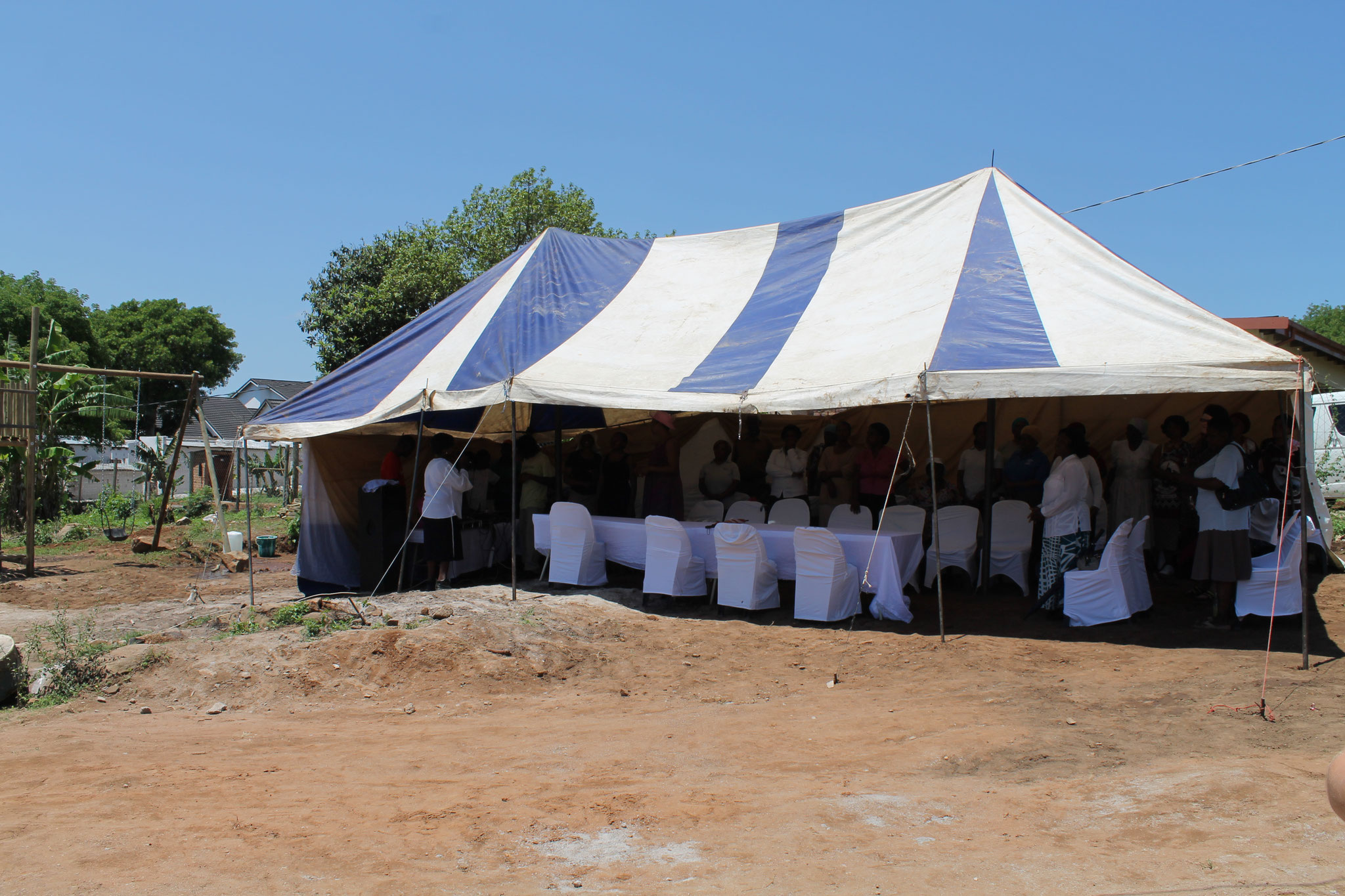 ein Zelt wurde für die Einweihung aufgebaut