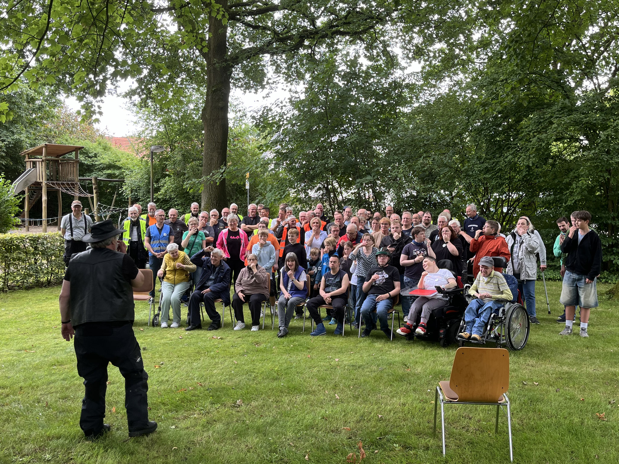 Abschlussfoto am Pfarrheim im Brock