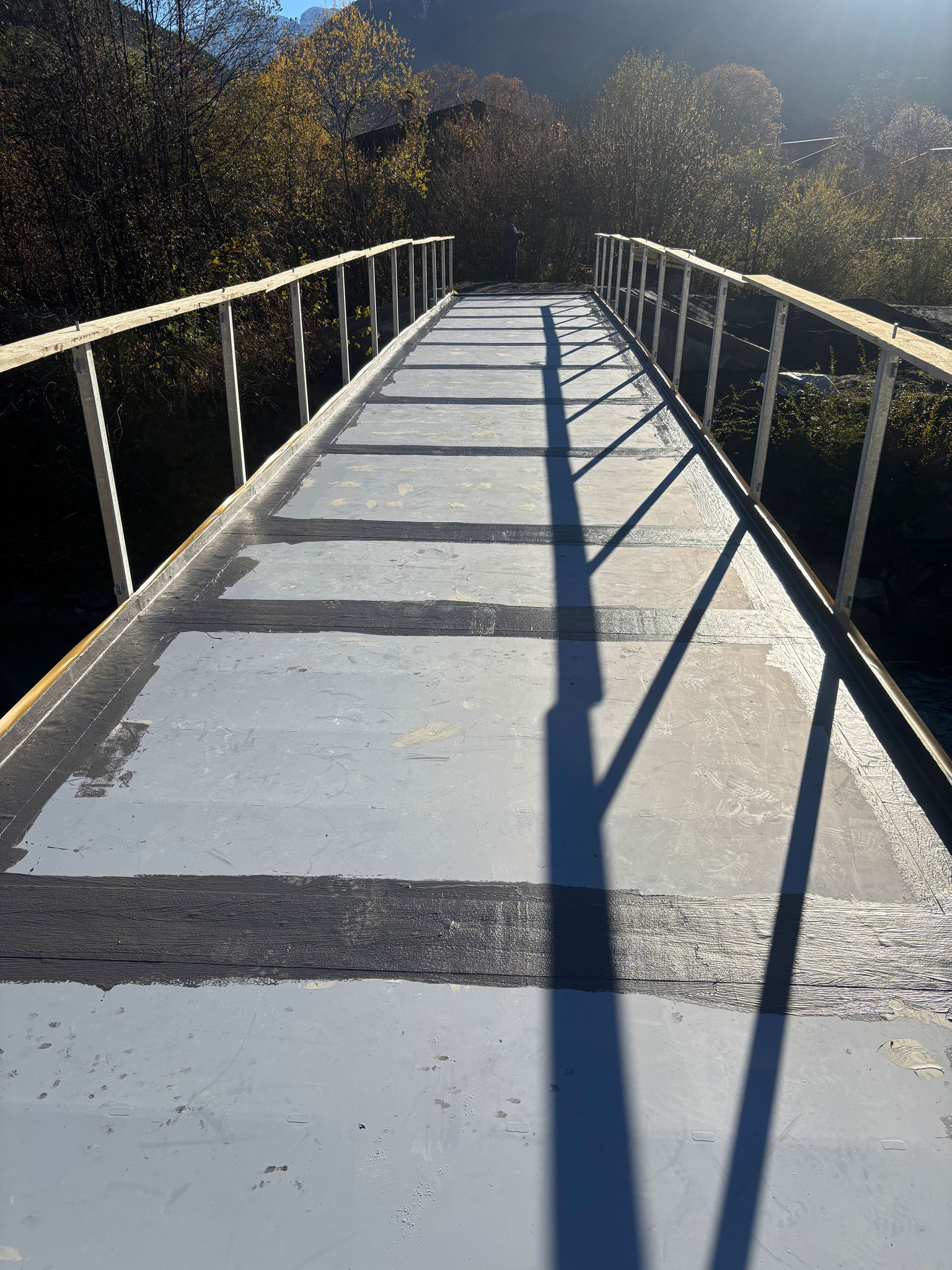 Anschließend egalisierten die Verarbeiter die Querfugen zwischen den Brückensegmenten mit Triflex Cryl Spachtel. Diese wurden zudem durch Schleppstreifen aus Triflex ProDetail inklusive Vlieseinlage verstärkt.