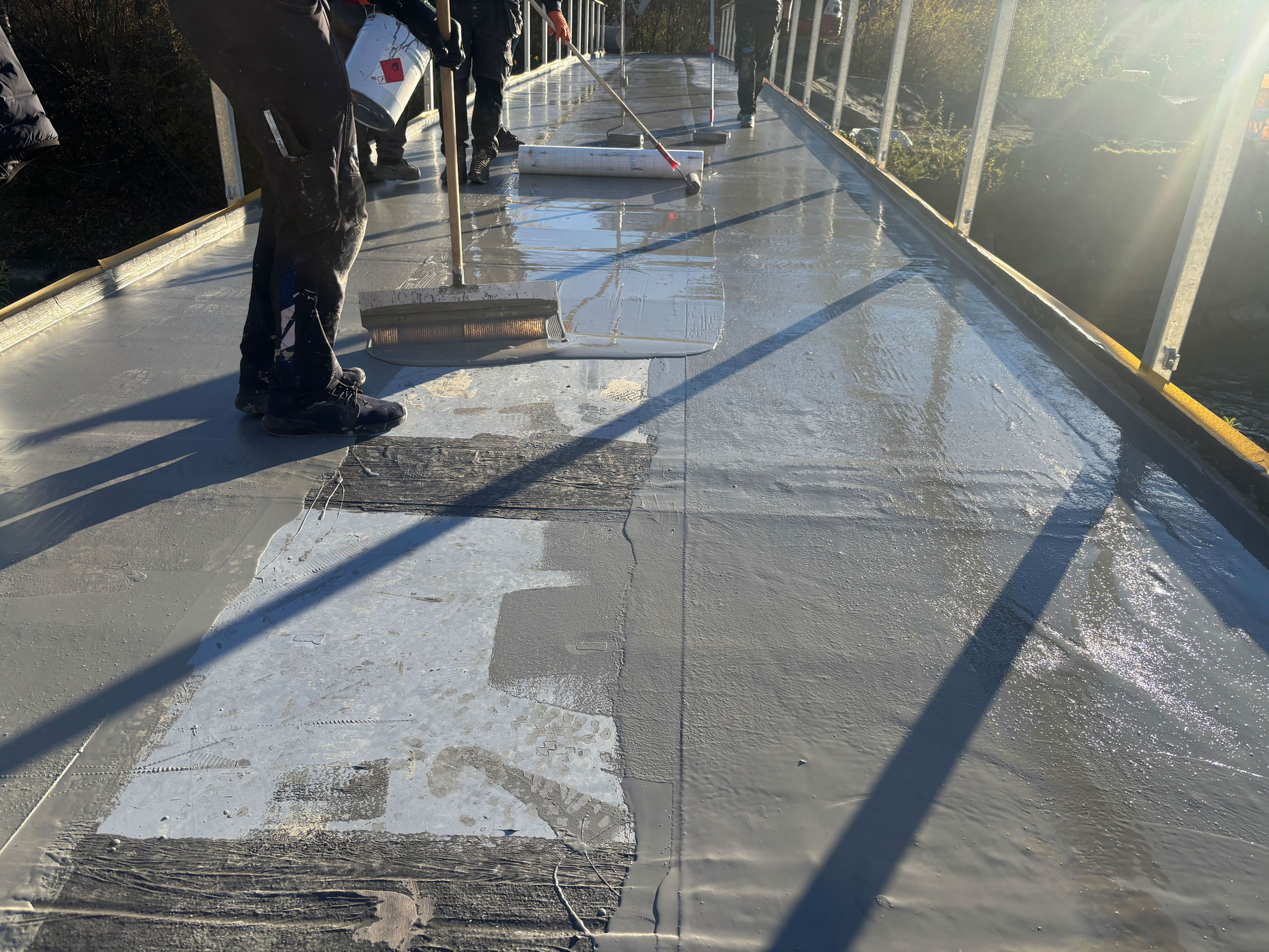 Die Flächenabdichtung realisierten die Arbeiter mit dem rissüberbrückenden und verschleißfesten Triflex ProPark.