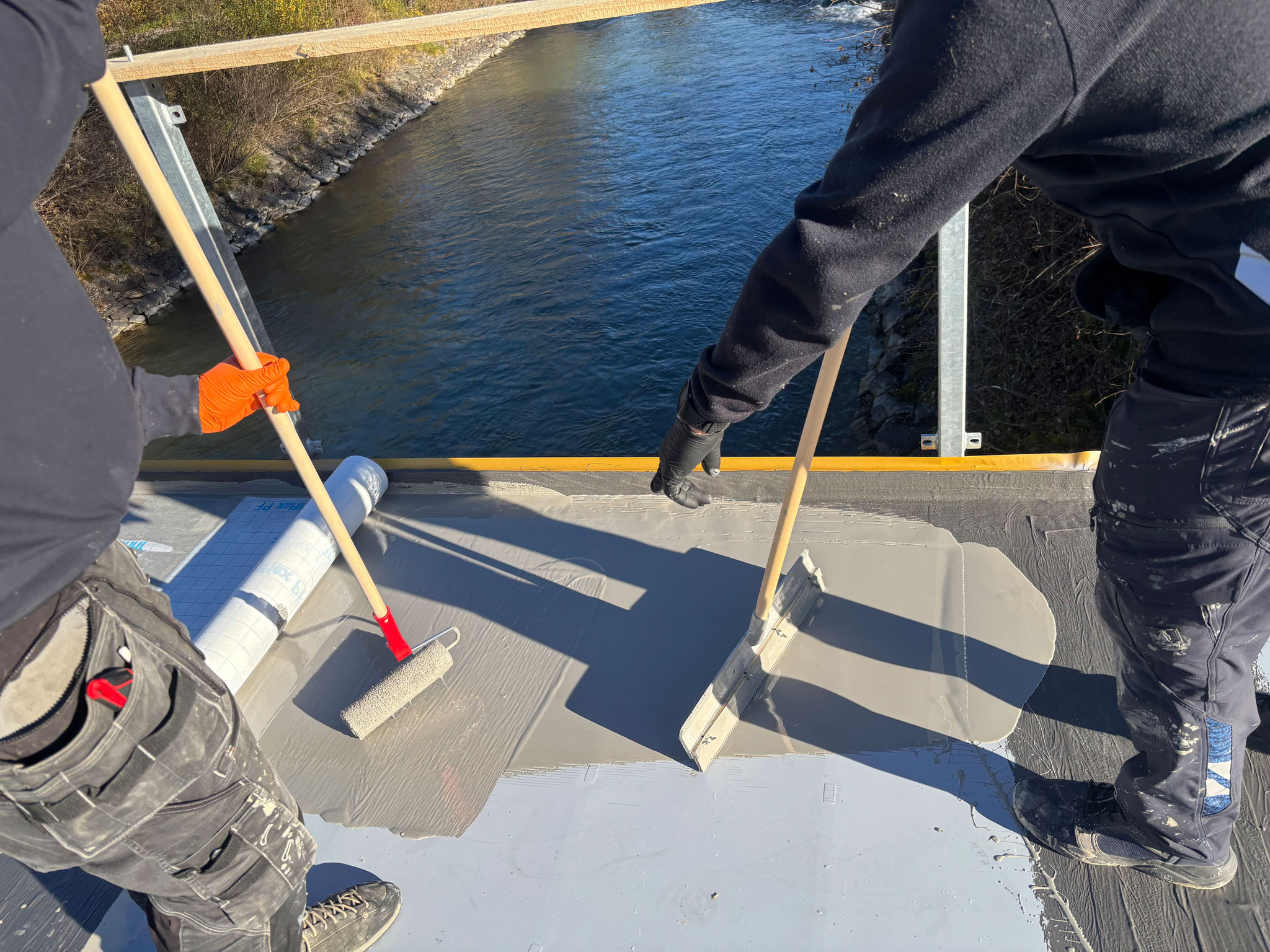 Danach wurde die Abdichtung im Bereich der Hochzüge mit Triflex ProDetail inkl. Spezialvlies aufgebracht.