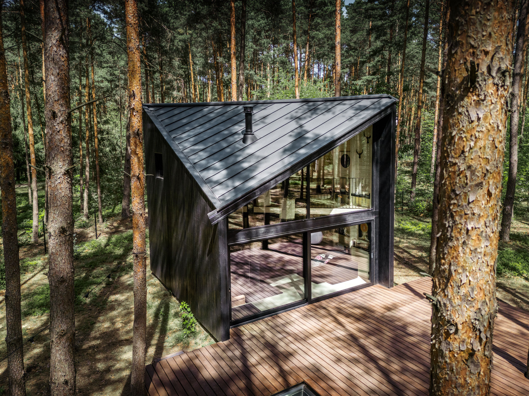 Rafał Stramski verwirklichte seine Vision eines kleinen Ferienhauses in einem entlegenen Wald im Herzen Polens, das durch seine besonderen Materialien und deren qualitätsvolle Verarbeitung besticht.
