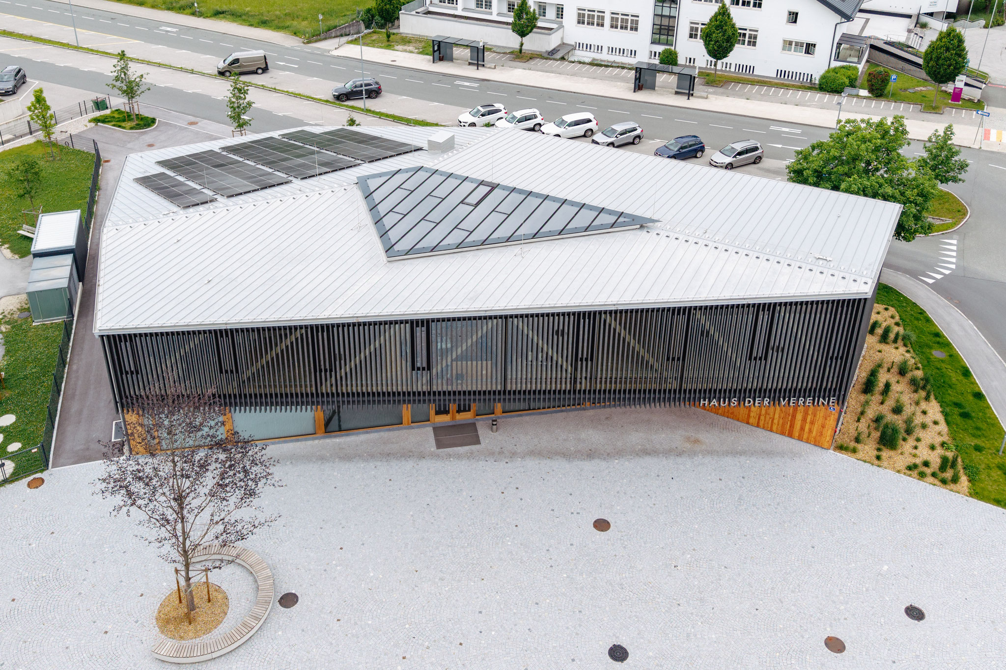 Uginox Patina ermöglicht durch seine geringe Wärmeausdehnung große Scharenlängen. Haus der Vereine, Neumarkt am Wallersee | Uginox Patina K41 | © Alexander Dännhardt