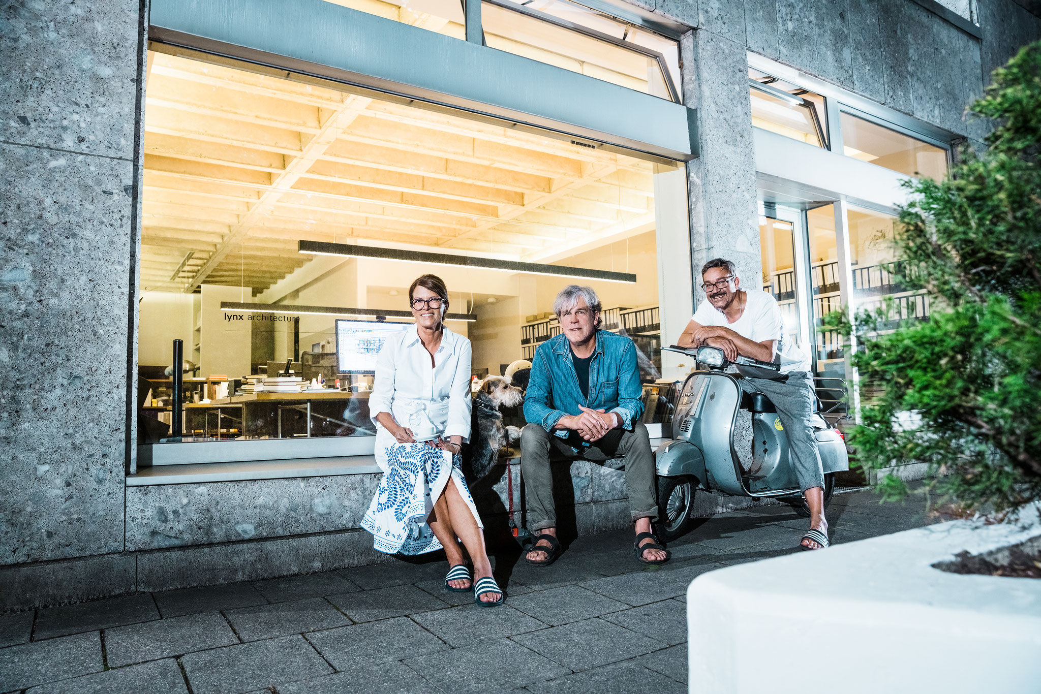 Susanne Muhr, Volker Petereit und Dirk Härle von lynx architecture entschieden sich beim Neubau eines Mehrfamilienhauses in Dachau für eine teilweise lichtdurchlässige PREFA-Fassade aus individuell gekanteten Aluminiumprofilen.