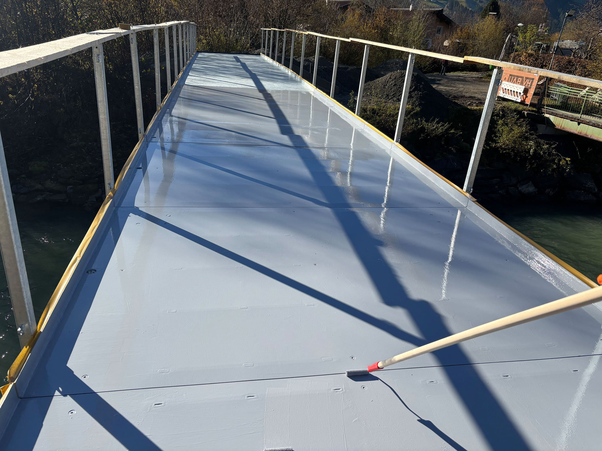 Nach einer gründlichen Reinigung wurde die Fläche mit Triflex Metal Primer grundiert.
