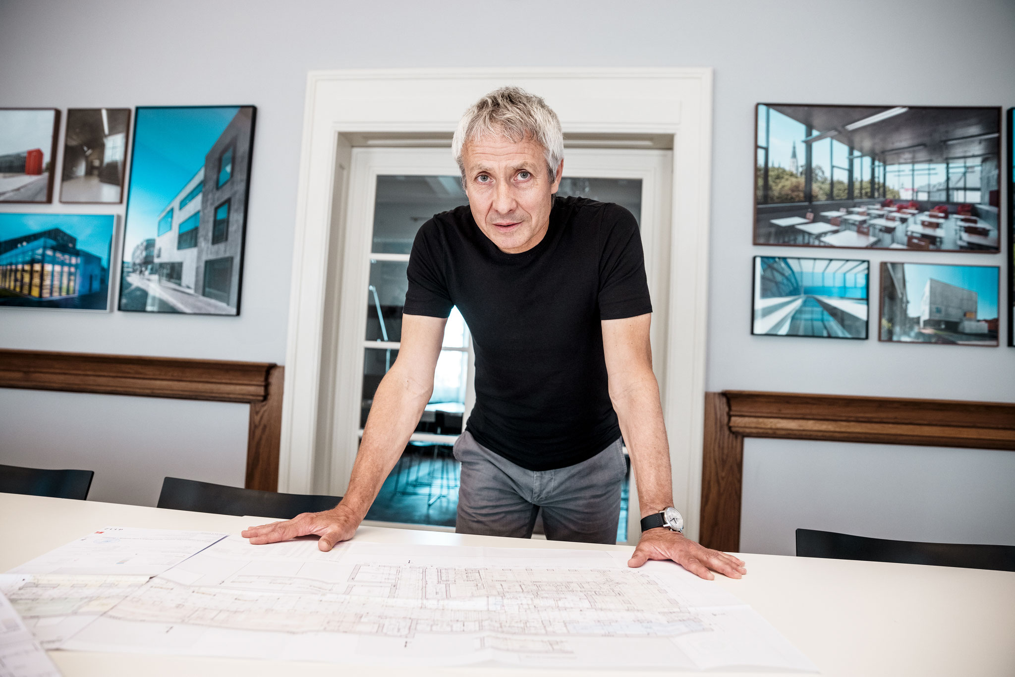 Architekt Miroslav Pospíšil beschreibt den Entwurf als Arbeiten zwischen Vergangenheit und Gegenwart, bei dem die Kirche ihr äußeres Bild behalten sollte und der Neubau einen ruhigen, eigenständigen Ausdruck erhält.