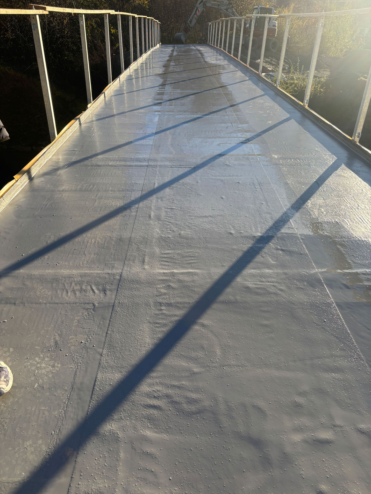 Nach der Aushärtung trugen die Verarbeiter eine weitere Schicht Triflex ProPark auf und streuten die Fläche im noch frischen Zustand mit Quarzsand ab.