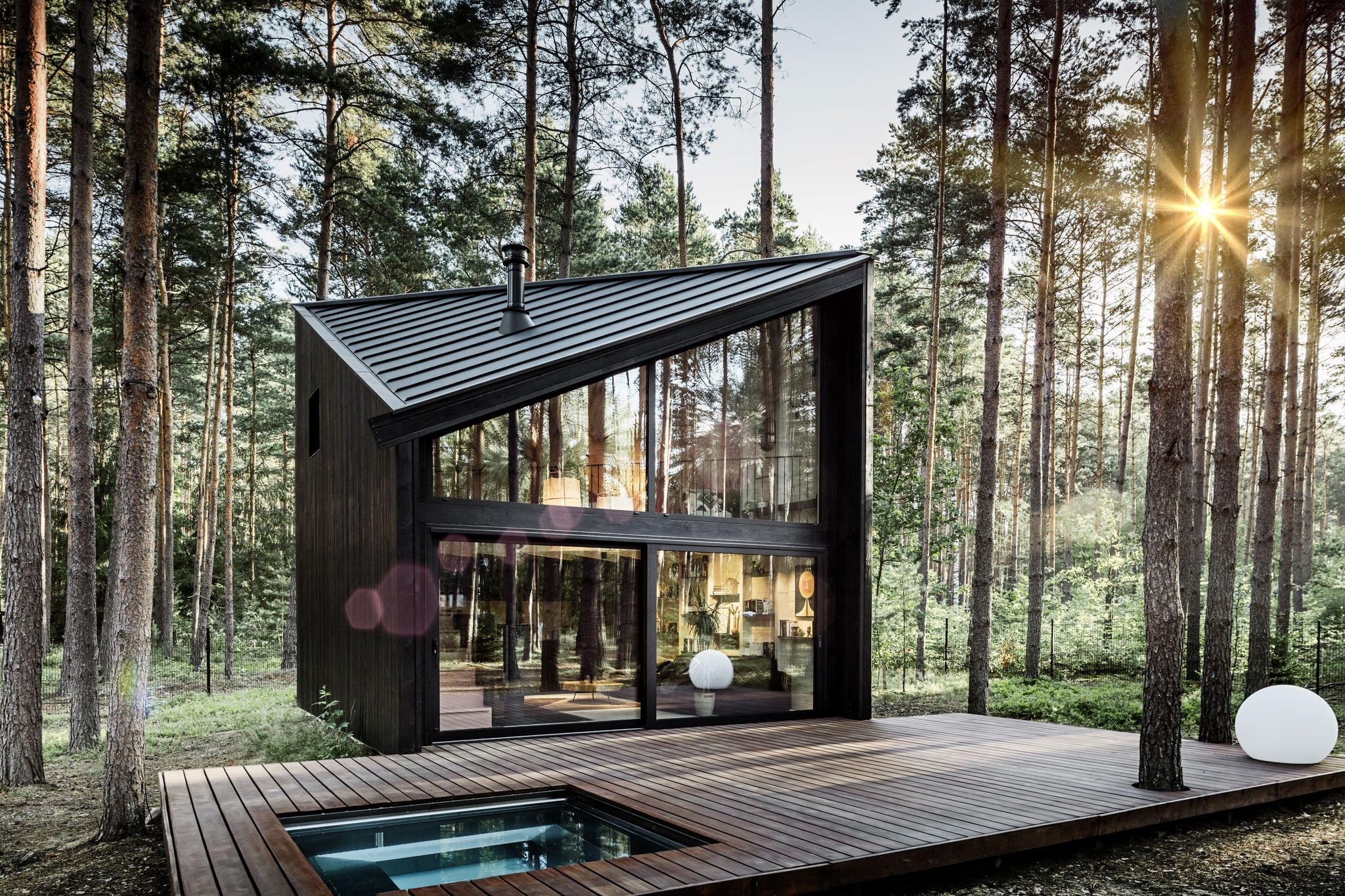 In einem Kiefernwald in der Nähe des Dorfs Kolonia Karcmy (PL) besitzen Familien seit Generationen kleine Wochenendhäuser, die sie teils liebevoll erhalten und pflegen oder modernisieren.