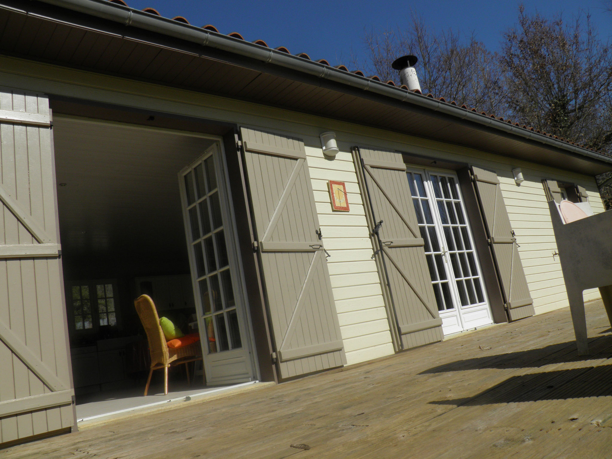 Terrasse tout le long de la maison