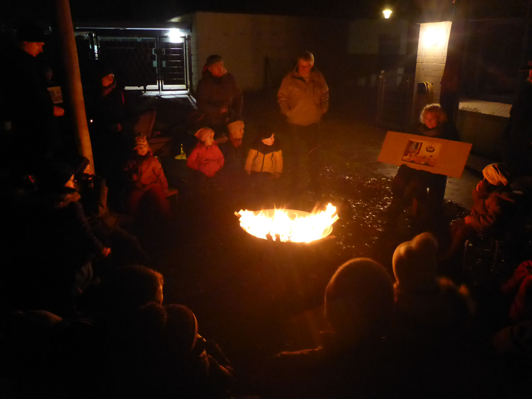 .. Und zum Ausklang gab es für die Kinder an der Feuerstelle eine Advents-Geschichte. © K. Junge/AWO-Kita Traute Gothe