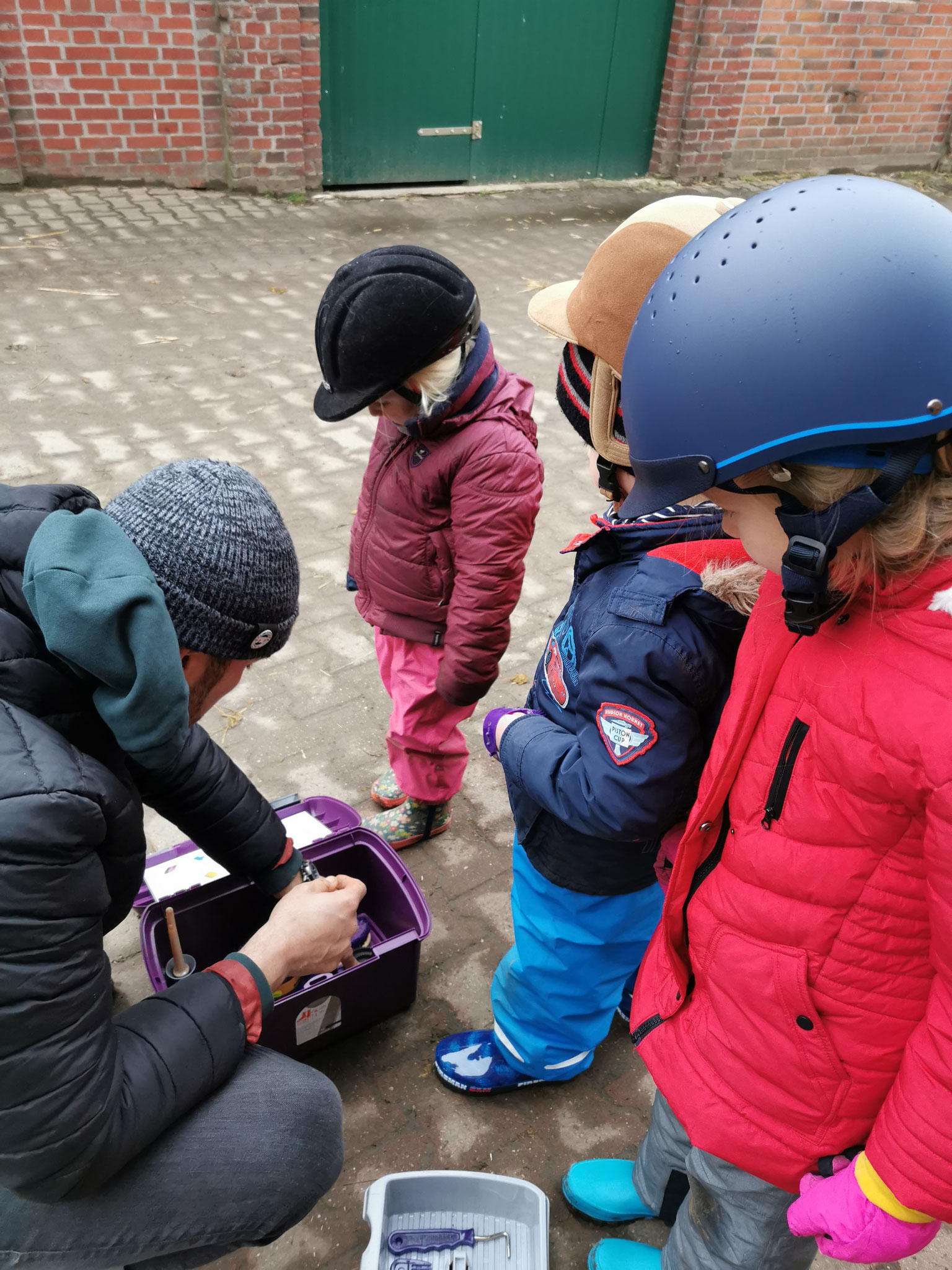 Fachkundig werden die Kinder an das imposante Tier herangeführt. Sie bekommen das nötige Rüstzeig in Material und Wissen.