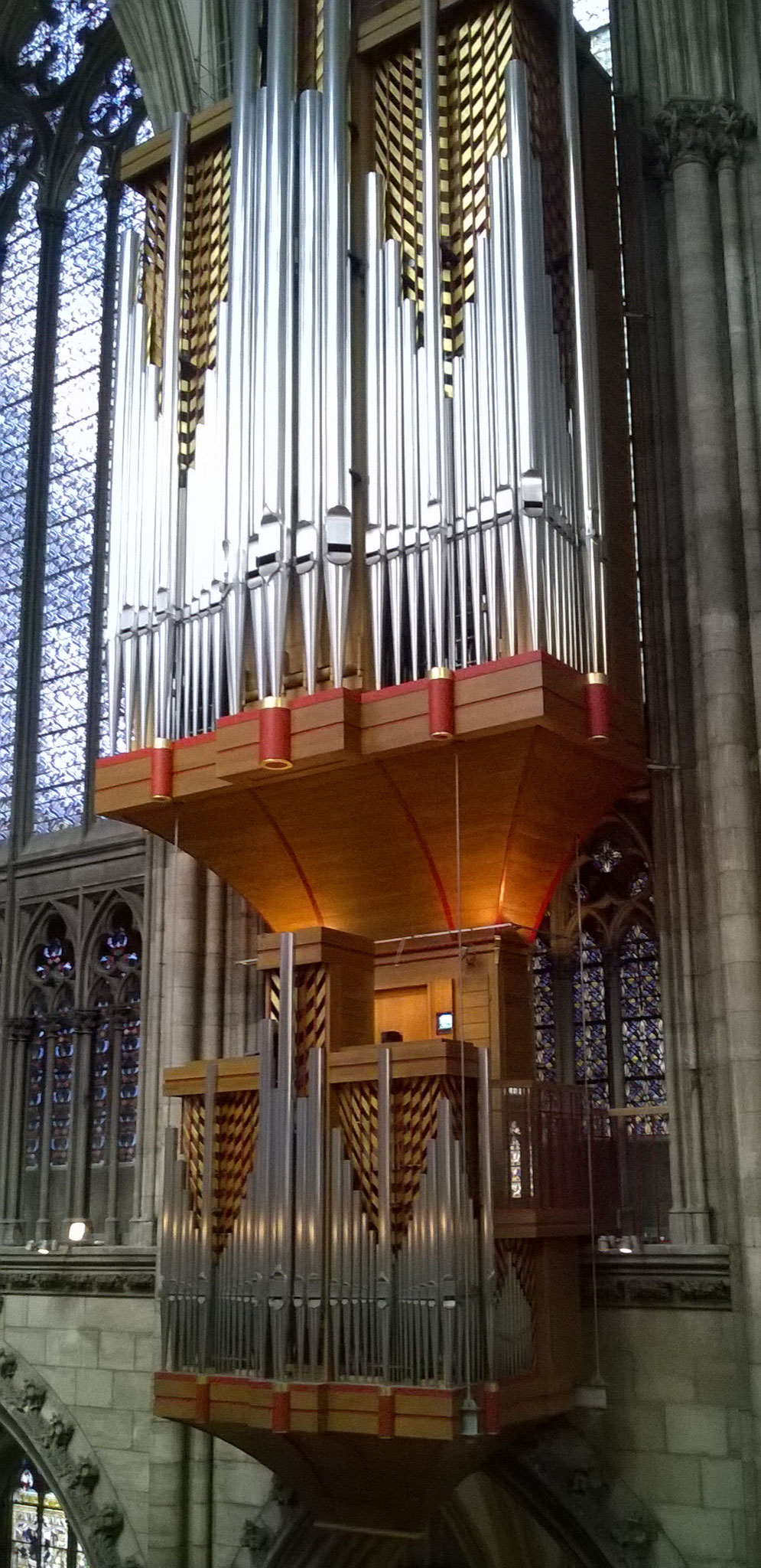 Die Langhaus- bzw. Schwalbennestorgel von 1998 im Kölner Dom.