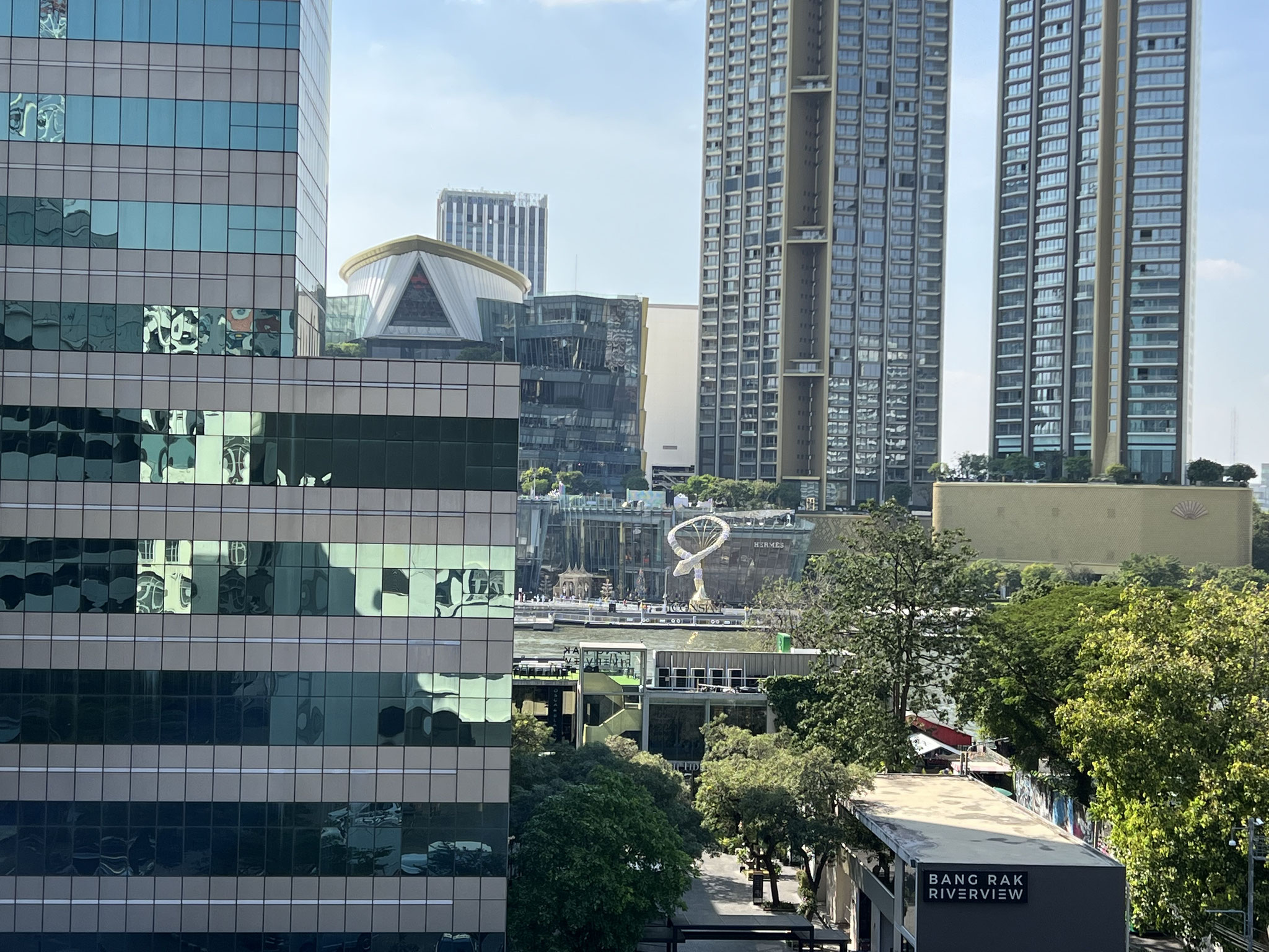 チャオプラヤ川の対岸はICOM SIAM