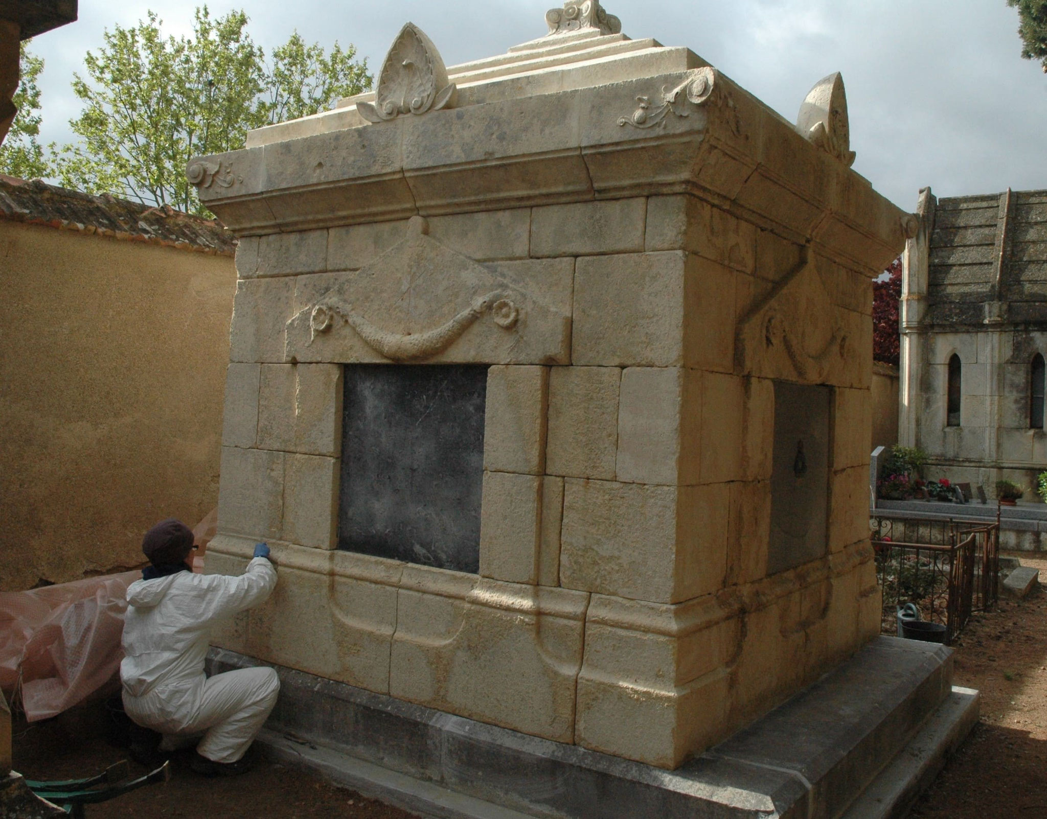 Restauration d'un monument funéraire (Pépieux)