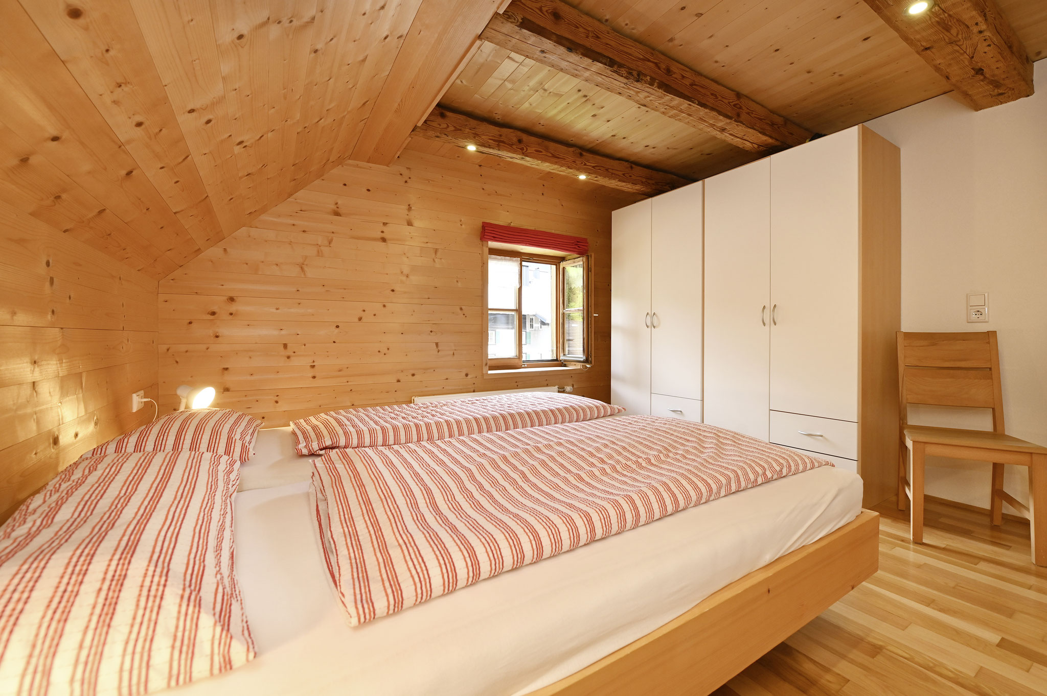Schlafzimmer Doppelbett Ferienwohnung Bergblick