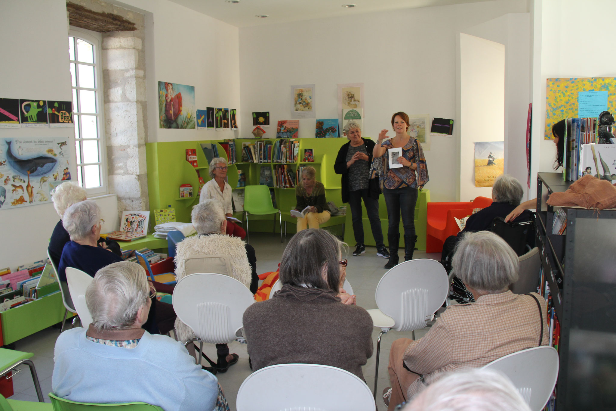 Florianne Garone accueille les personnes âgées qui ont témoigné en vue de l'écriture de ce recueil.