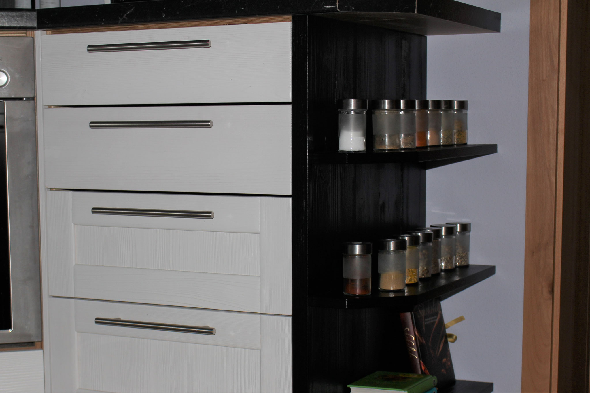 Küche aus Fichte gebürstet - Fronten: weiß lackiert - Korpus: schwarz lackiert