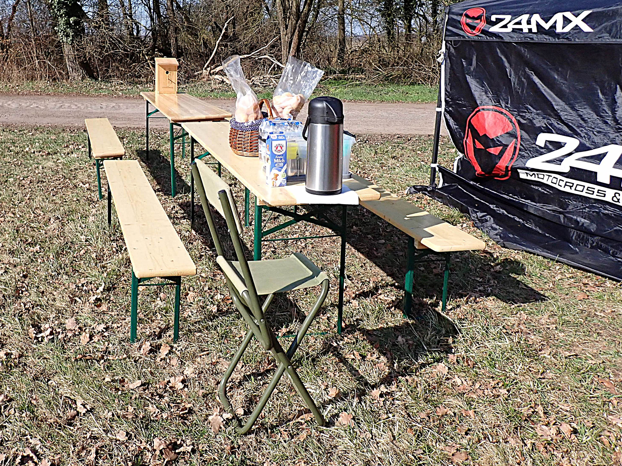 Hier wird der Tisch gedeckt.