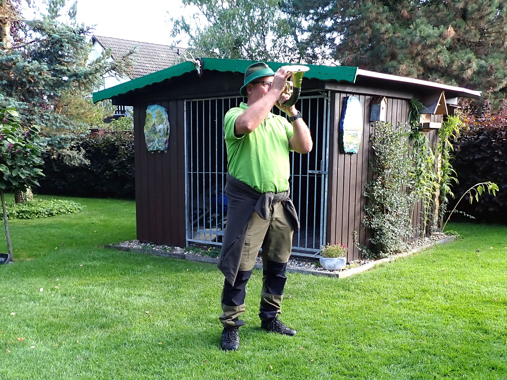 Thomas bläst Jagd vorbei.