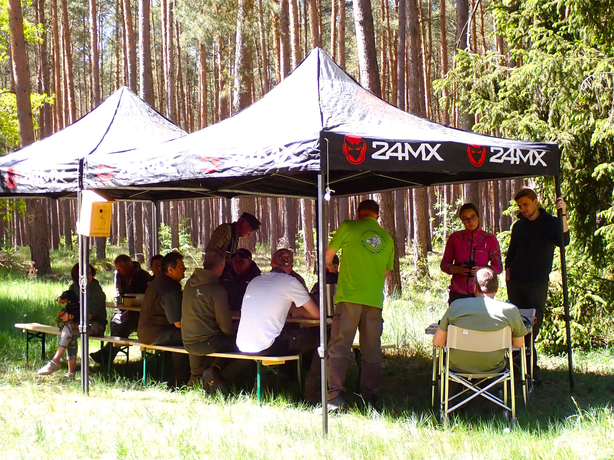 Frühstück gab es zum Glück im Schatten unserer Zelte.