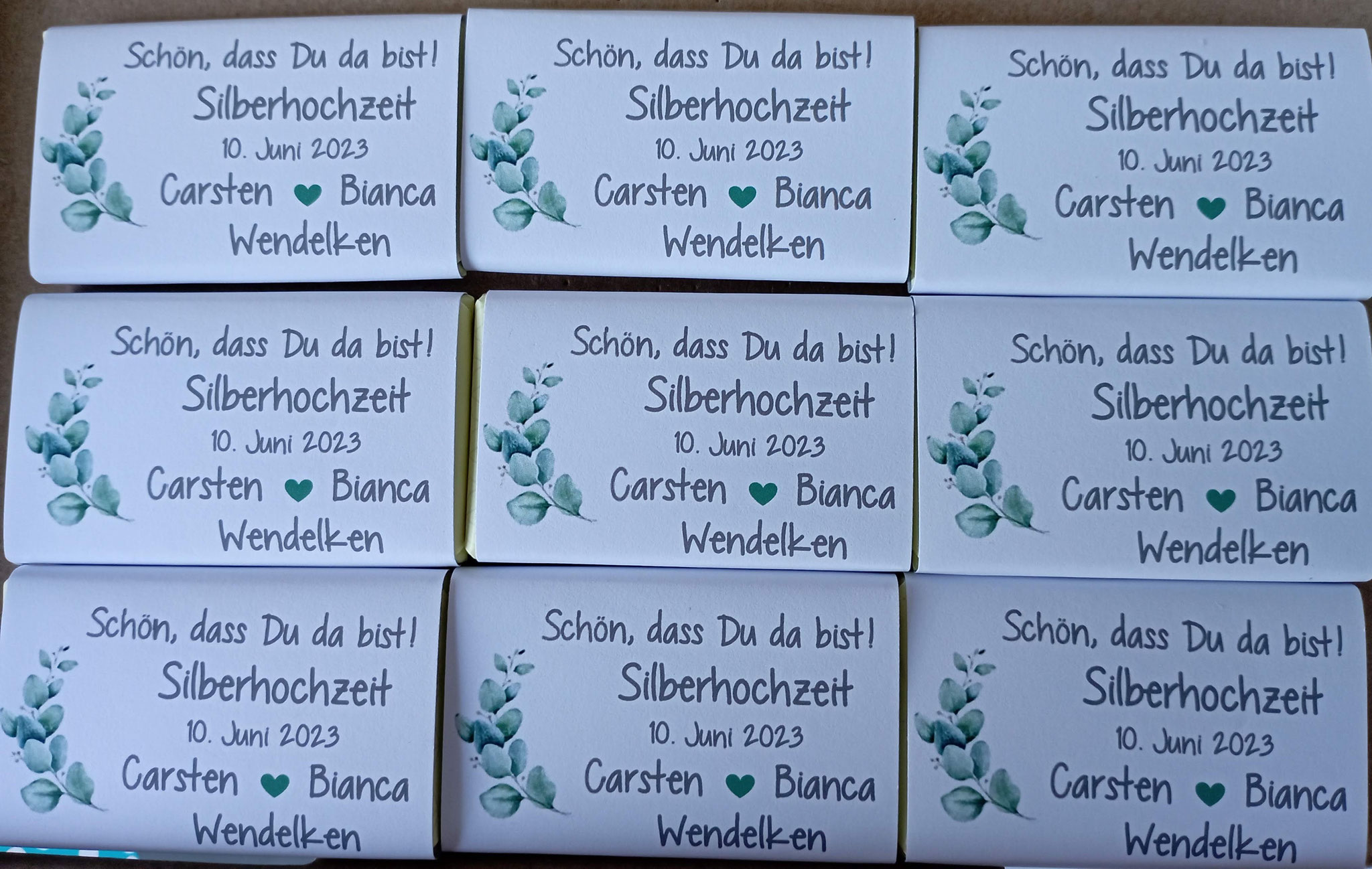 runder Eukalyptuszweig graue Schirft