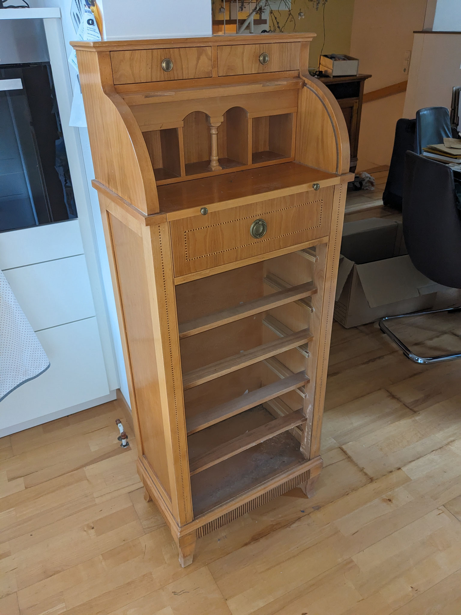 Kirschbaum-Stehpult mit Wasserschaden