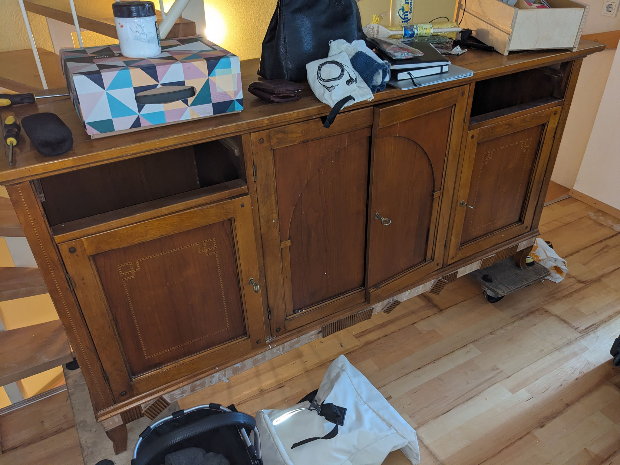 Kirschbaum-Sideboard mit Wasserschaden