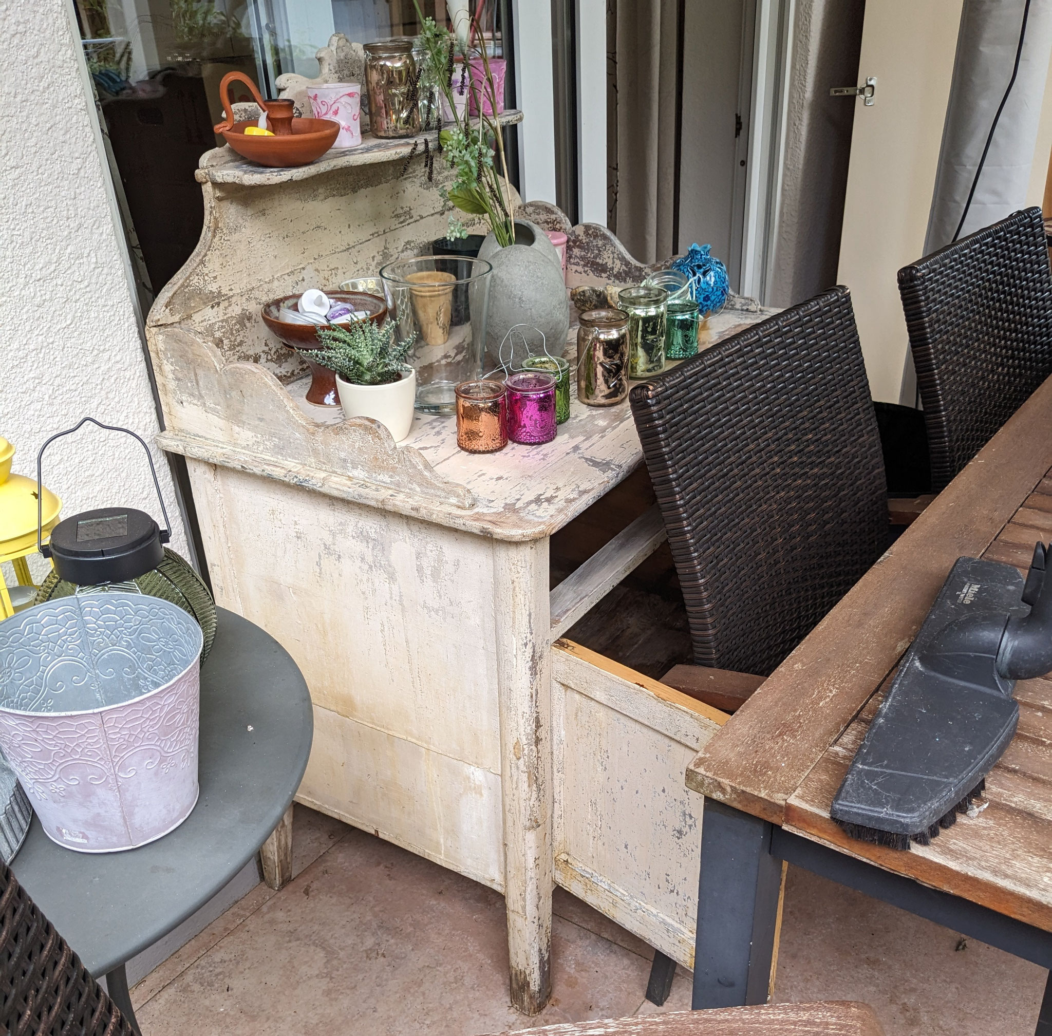 antike Waschkommode mit Wasserschaden
