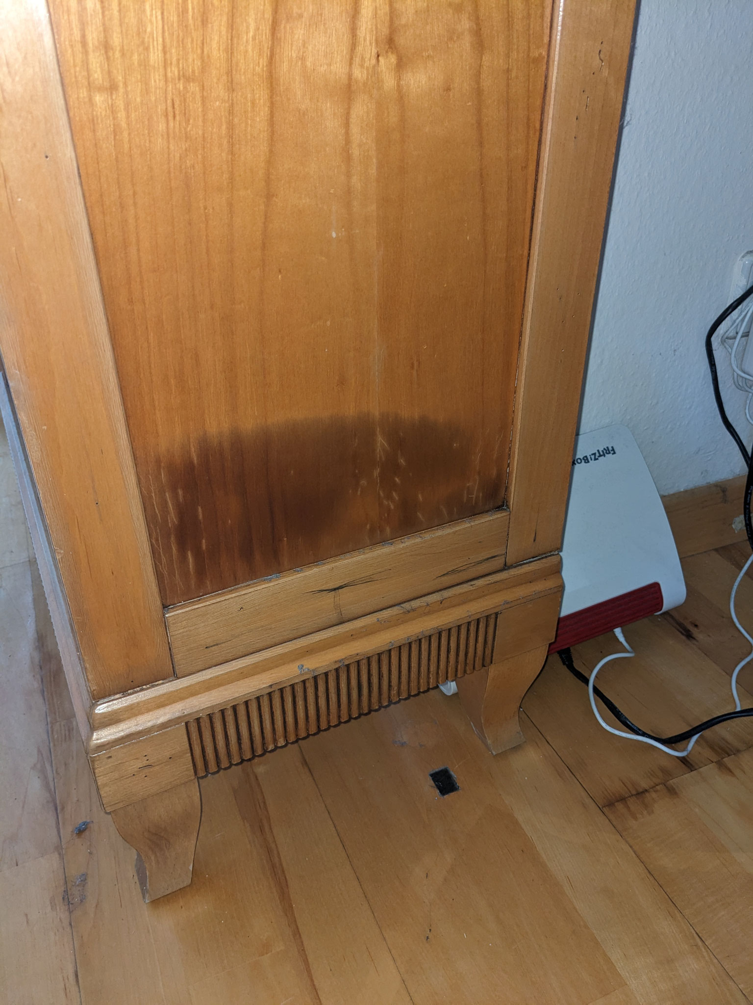 Kirschbaum-Stehpult mit Wasserschaden - Verfärbungen