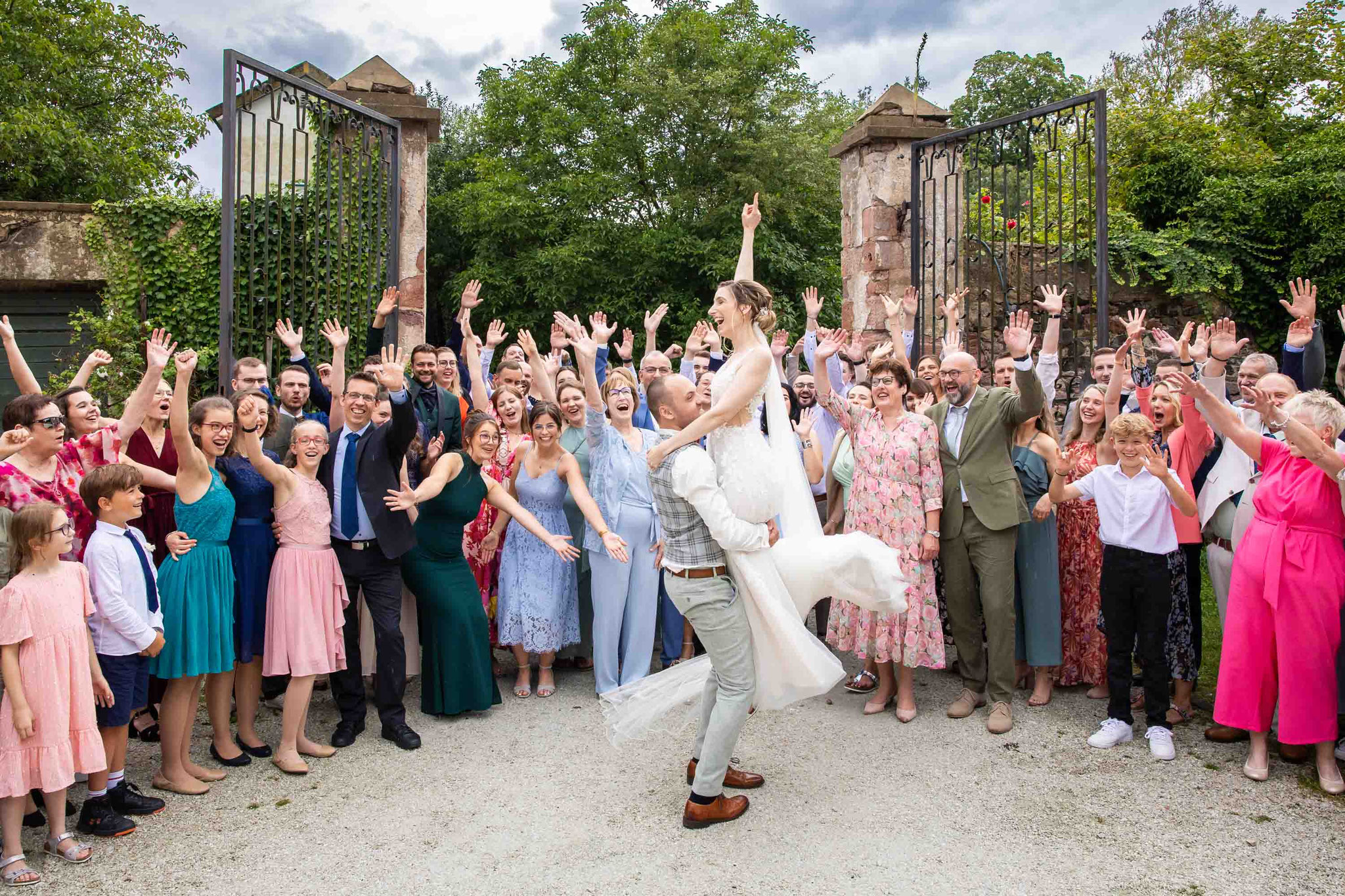 Partypose Hochzeitsbild Jagdschloss Mönchbruch in Mörfelden-Walldorf
