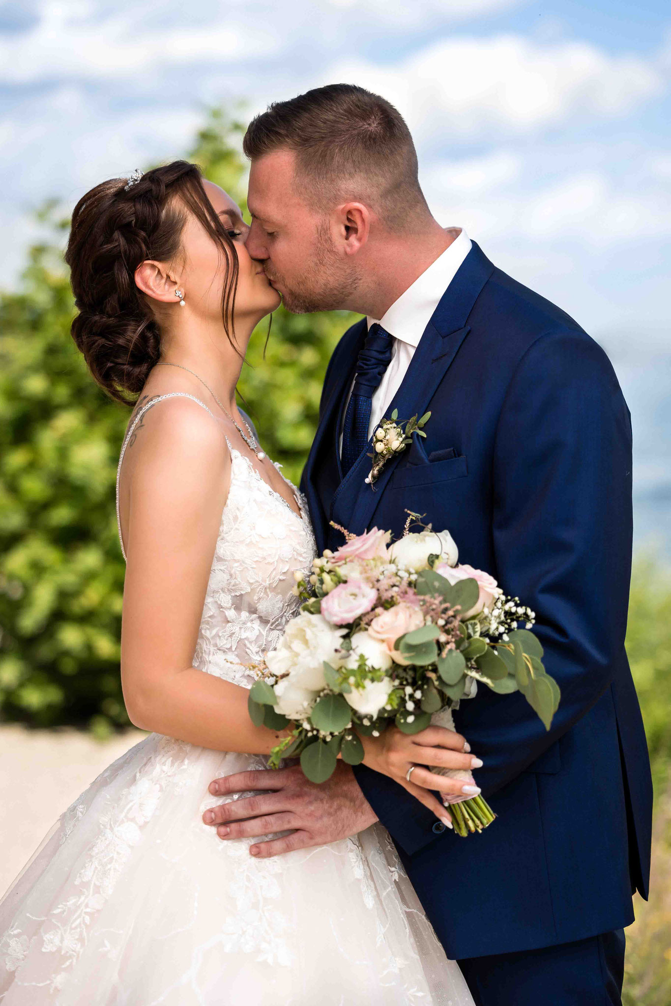Küssendes Brautpaar, küssendes Ehepaar, küssendes Hochzeitspaar, Braut und Bräutigam küssend, Hochzeitsbilder im Rosengarten in Eltville, Hochzeitsfoto im Rosengarten Eltville am Rhein, Hochzeitsfotos am Standesamt Eltville