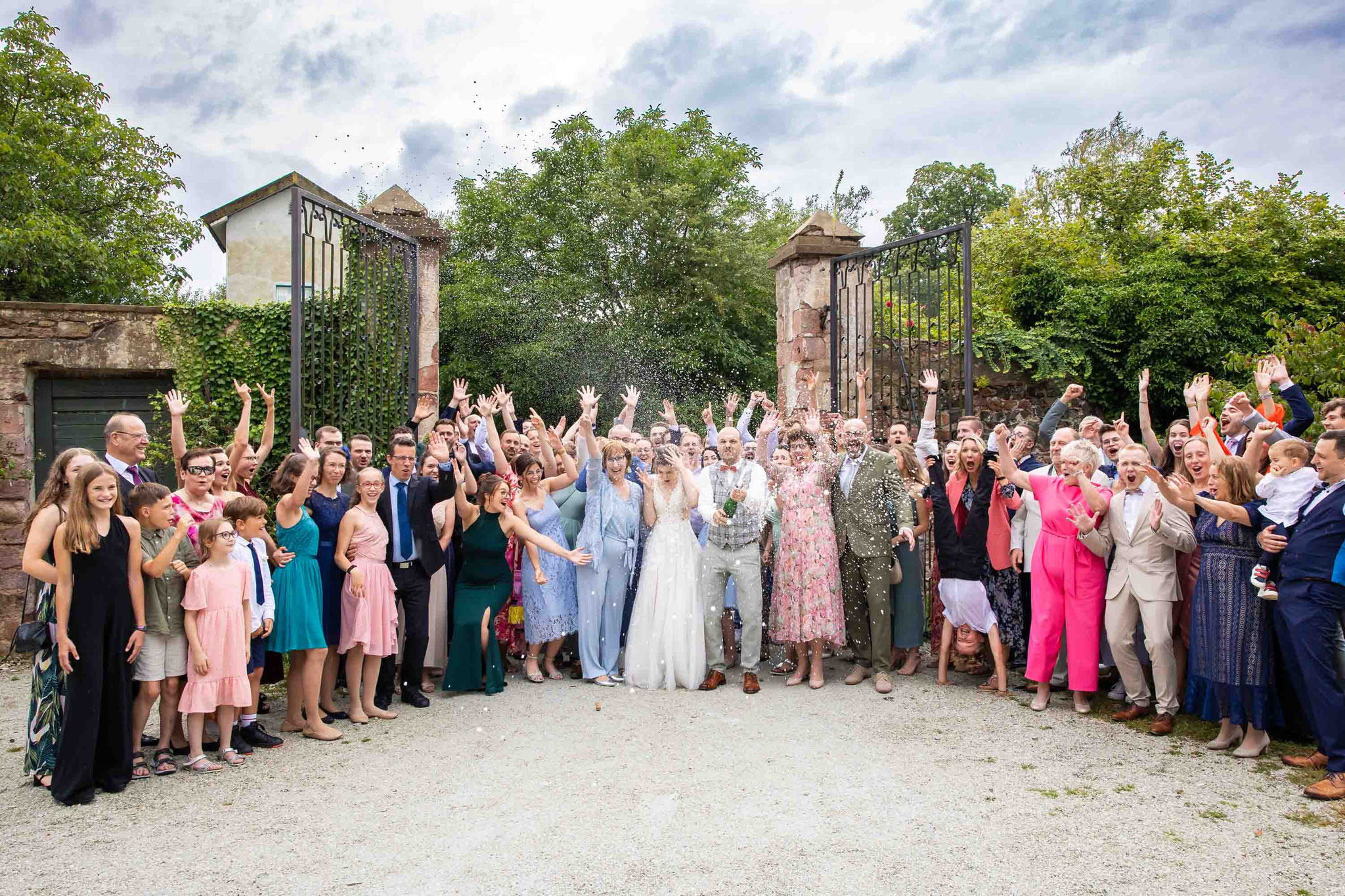 Gruppenbild Hochzeitbild am Tor des Jagdschloss Mönchbruch in Mörfelden-Walldorf