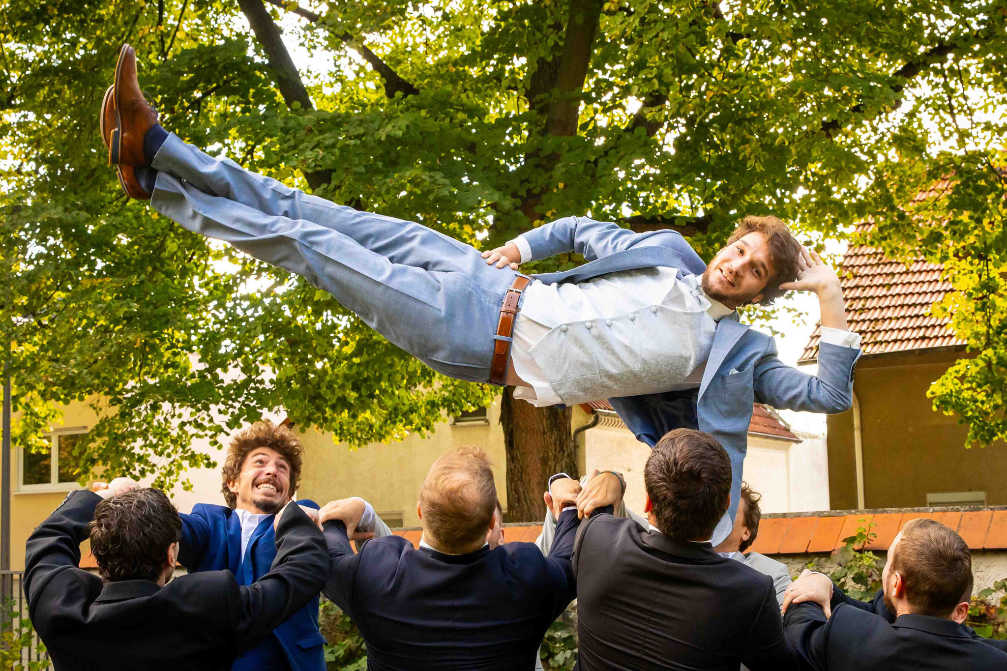 Spaßbild bei Gruppenfotos Standesamt Hattersheim Bürgergarten