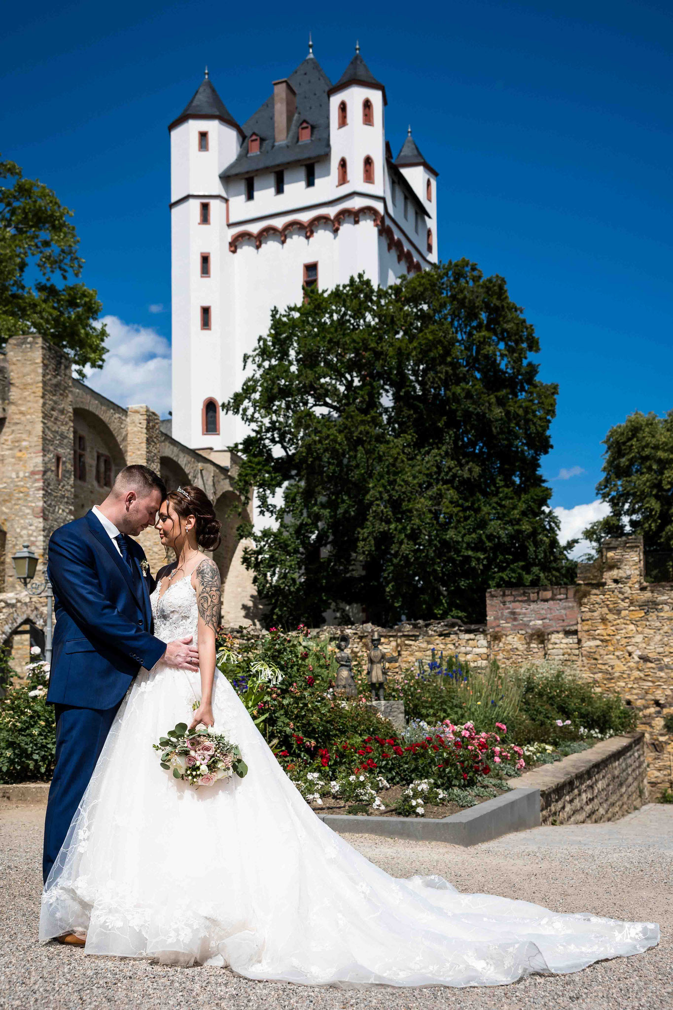 Hochzeitspaar vor der Burg Eltville am Rhein, Oldtimer vor dem Standesamt Eltville am Rhein, Hochzeitsbilder im Rosengarten in Eltville, Hochzeitsfoto im Rosengarten Eltville am Rhein, Hochzeitsfotos am Standesamt Eltville