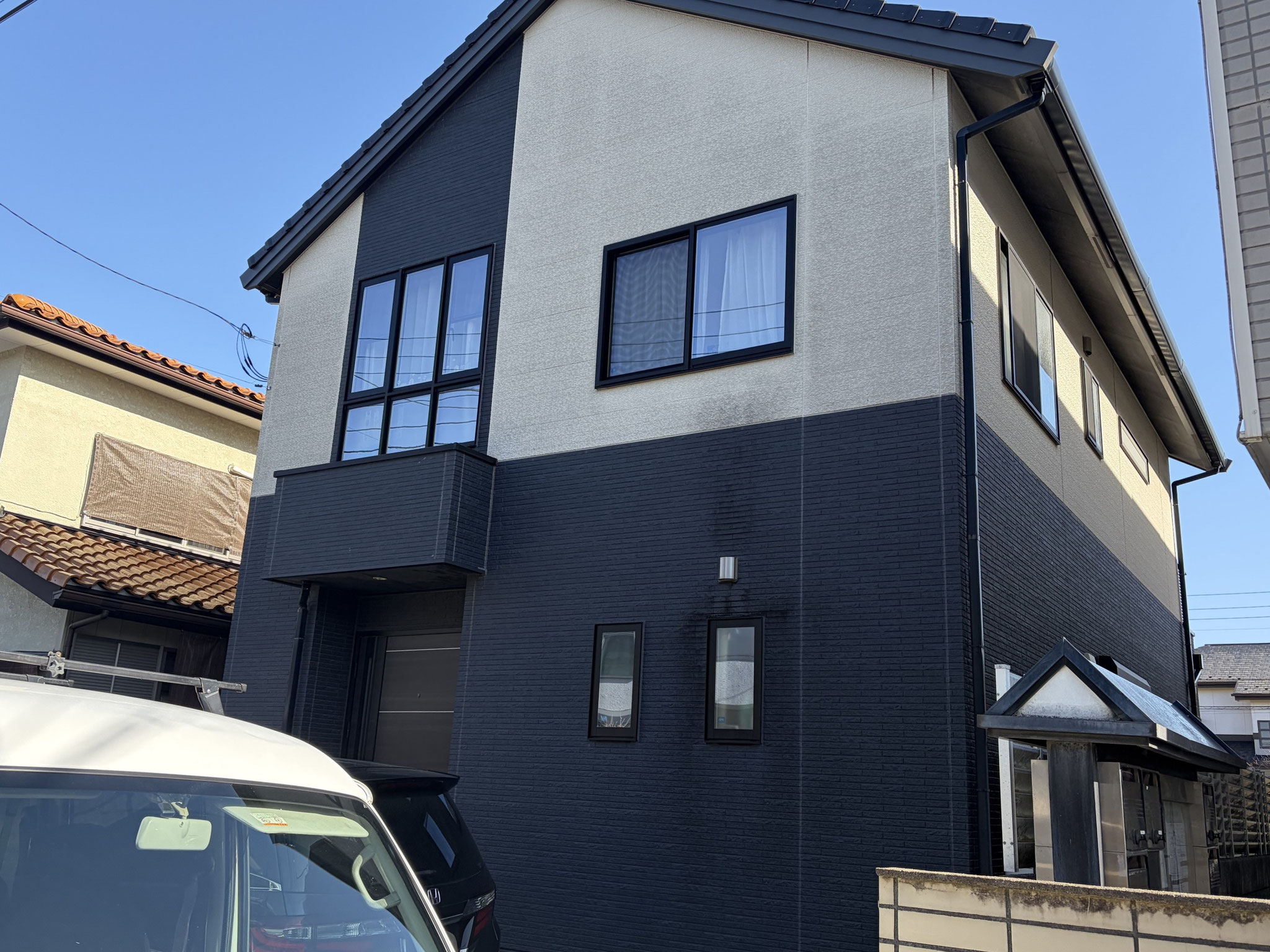 少し汚れている塗替え時期の住宅写真