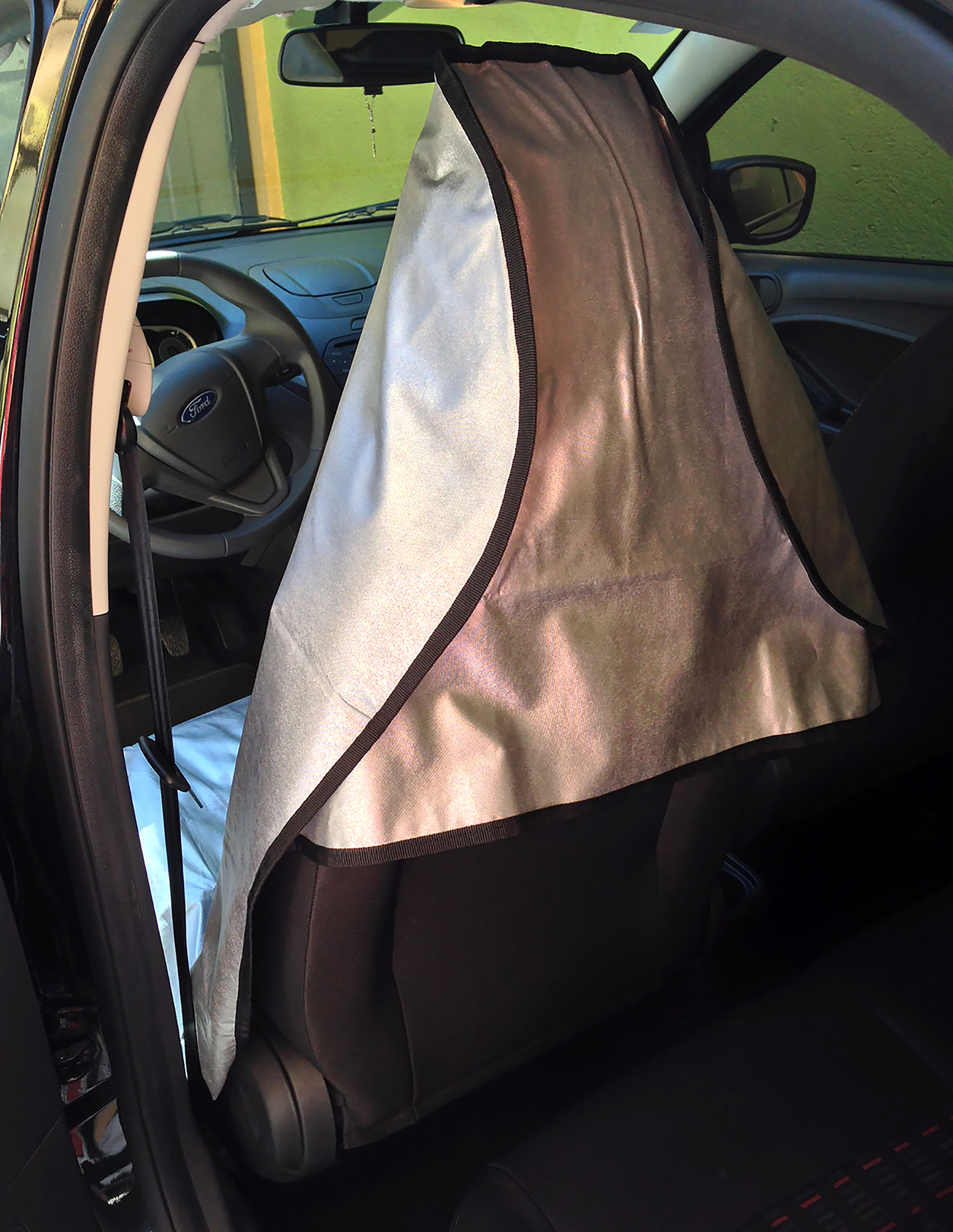 Cubreasiento de vinil afelpado mayor protección y durabilidad. Protege toda medida de asientos.