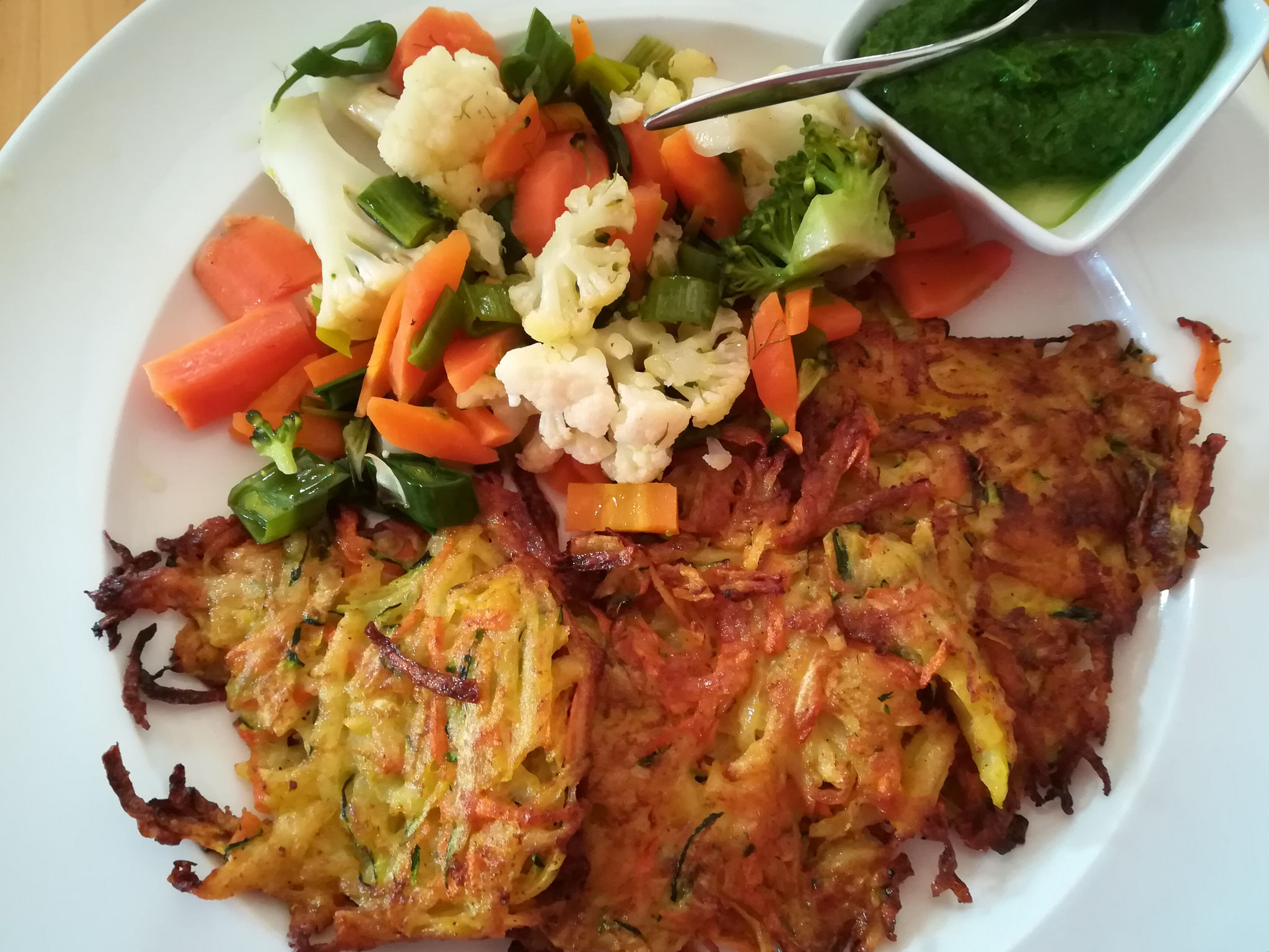 Kartoffelpuffer mit Bärlauchpesto und Gemüse zum Mittagessen