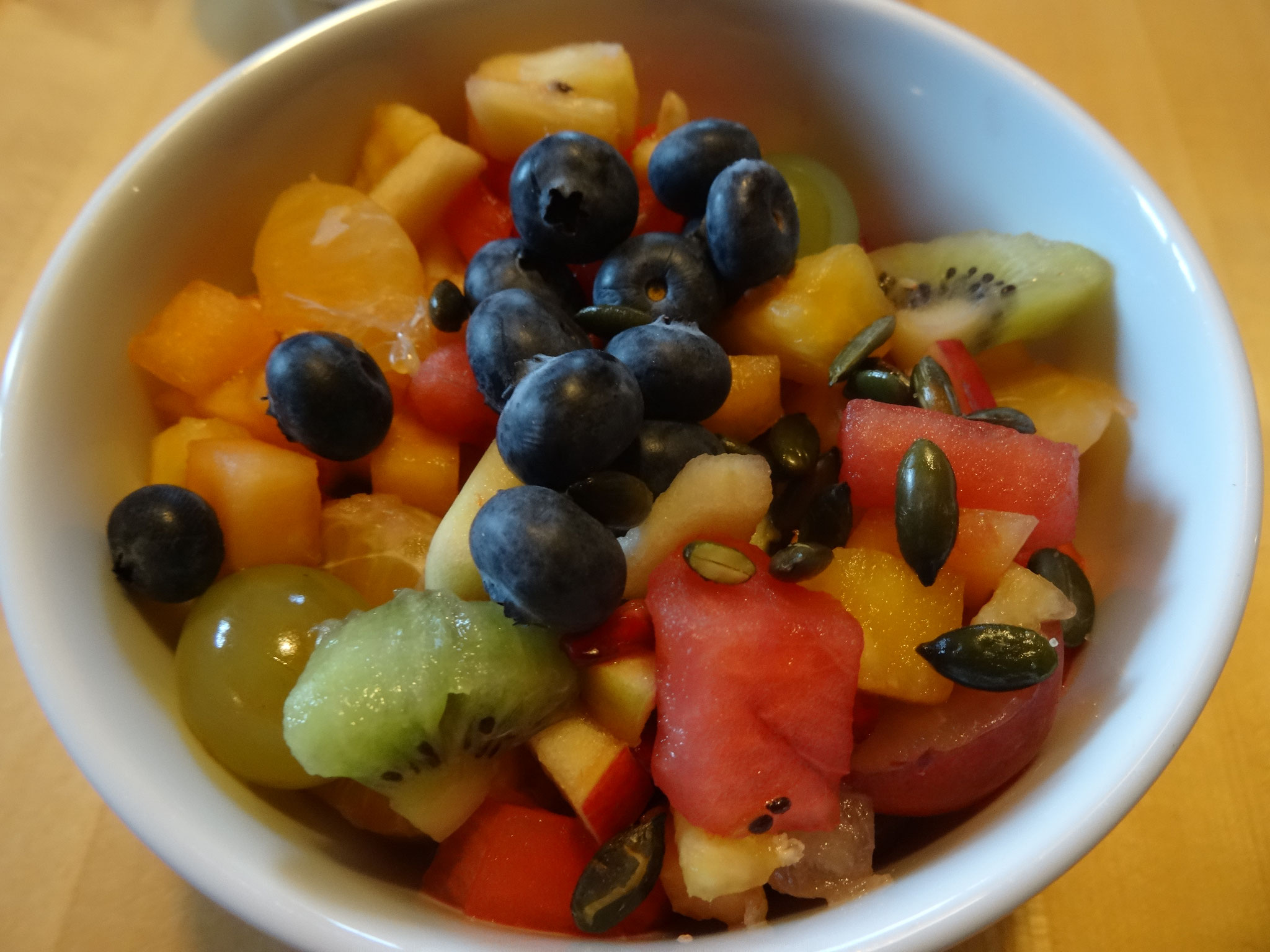 Basisches Müsli mit Obstsalat zum Frühstück