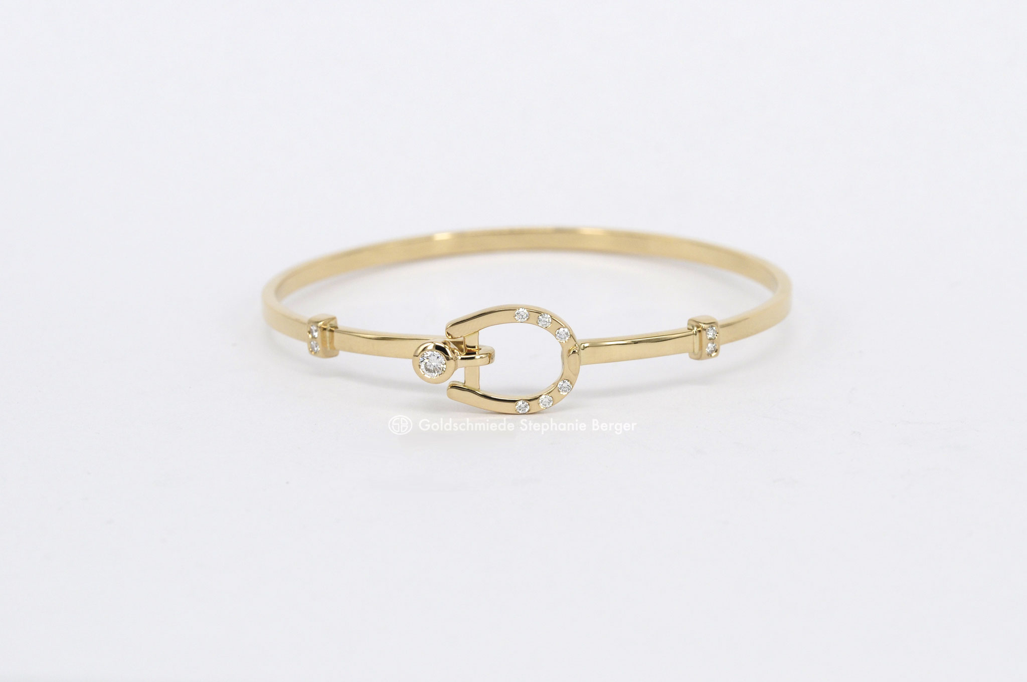 Armreif aus Roségold mit Hufeisen-Motiv und Brillanten, elegantes handgefertigtes Schmuckstück mit symbolischer Bedeutung individuell gefertigt