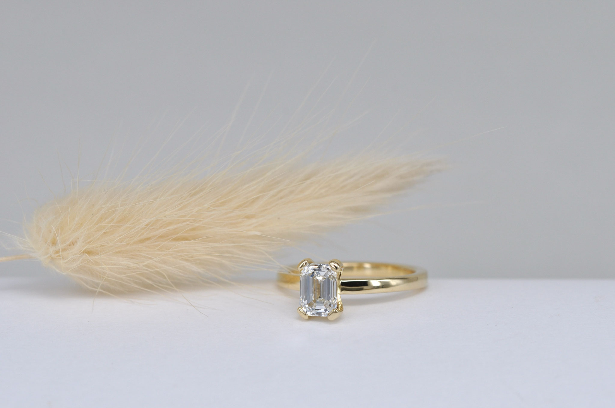 1 Karat Diamantring mit Emerald-Schliff, eleganter Solitärring mit klarer Linienführung und zeitlosem Design.