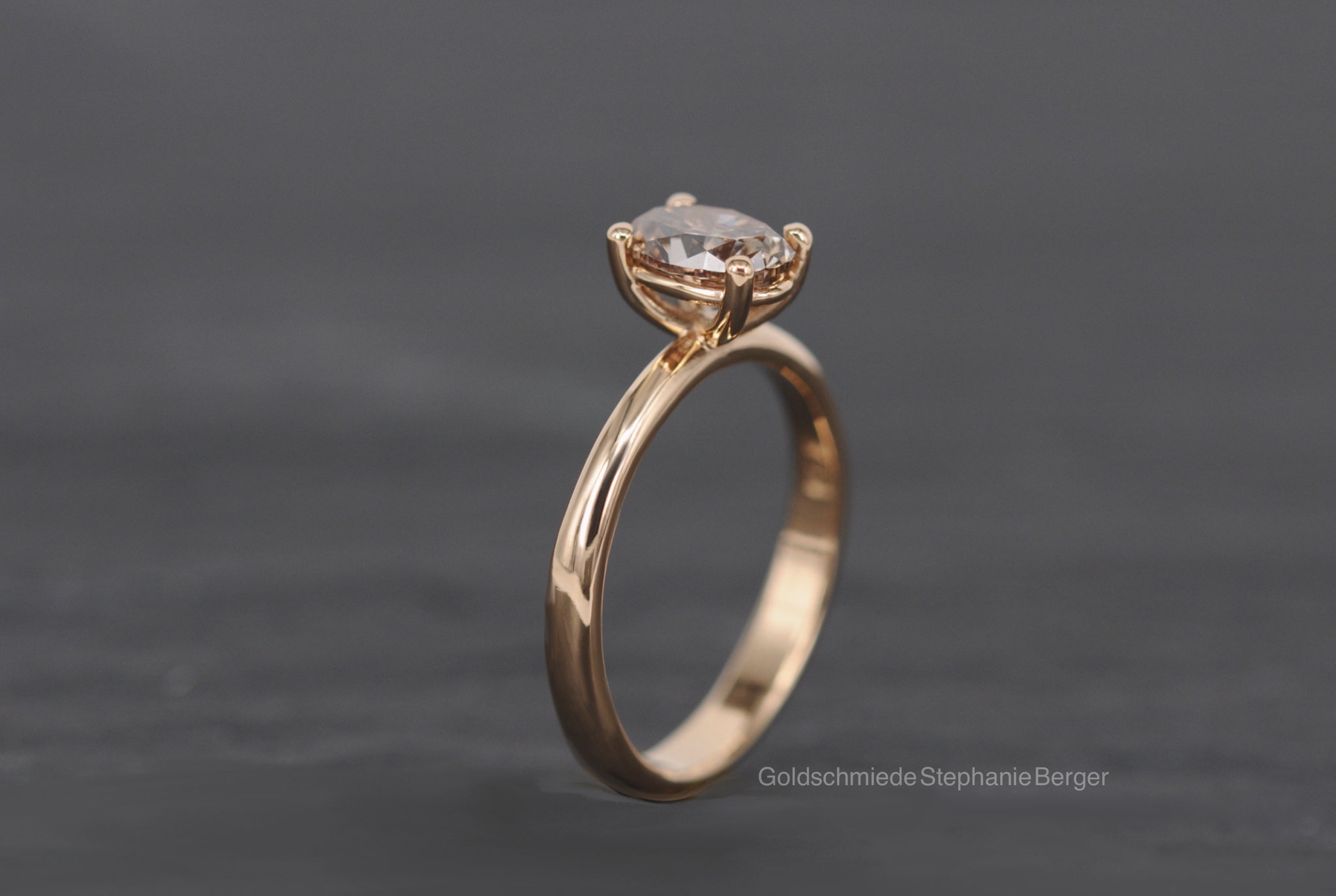Moderner Solitärring aus Roségold mit oval geschliffenem 1-Karat-Diamanten, zeitloses Design in edler, filigraner Fassung.