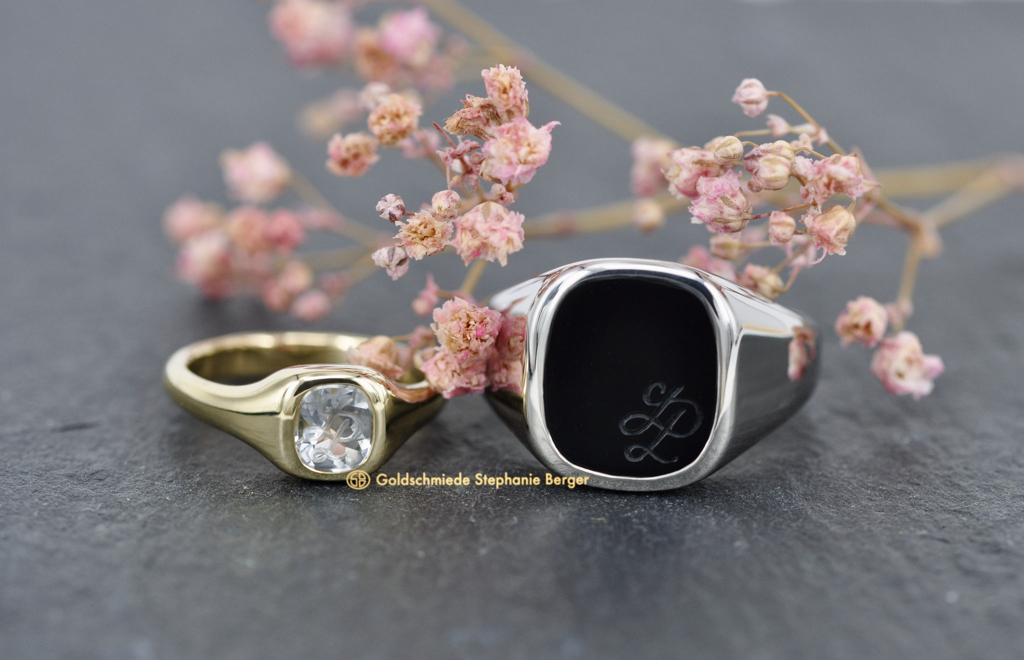 Trauringe als Siegelringe aus Gelbgold und Platin mit individuell gravierten Initialen, ein Damenring mit Topas und ein Herrenring mit Onyx, handgefertigte Unikate der Goldschmiede Stephanie Berger.