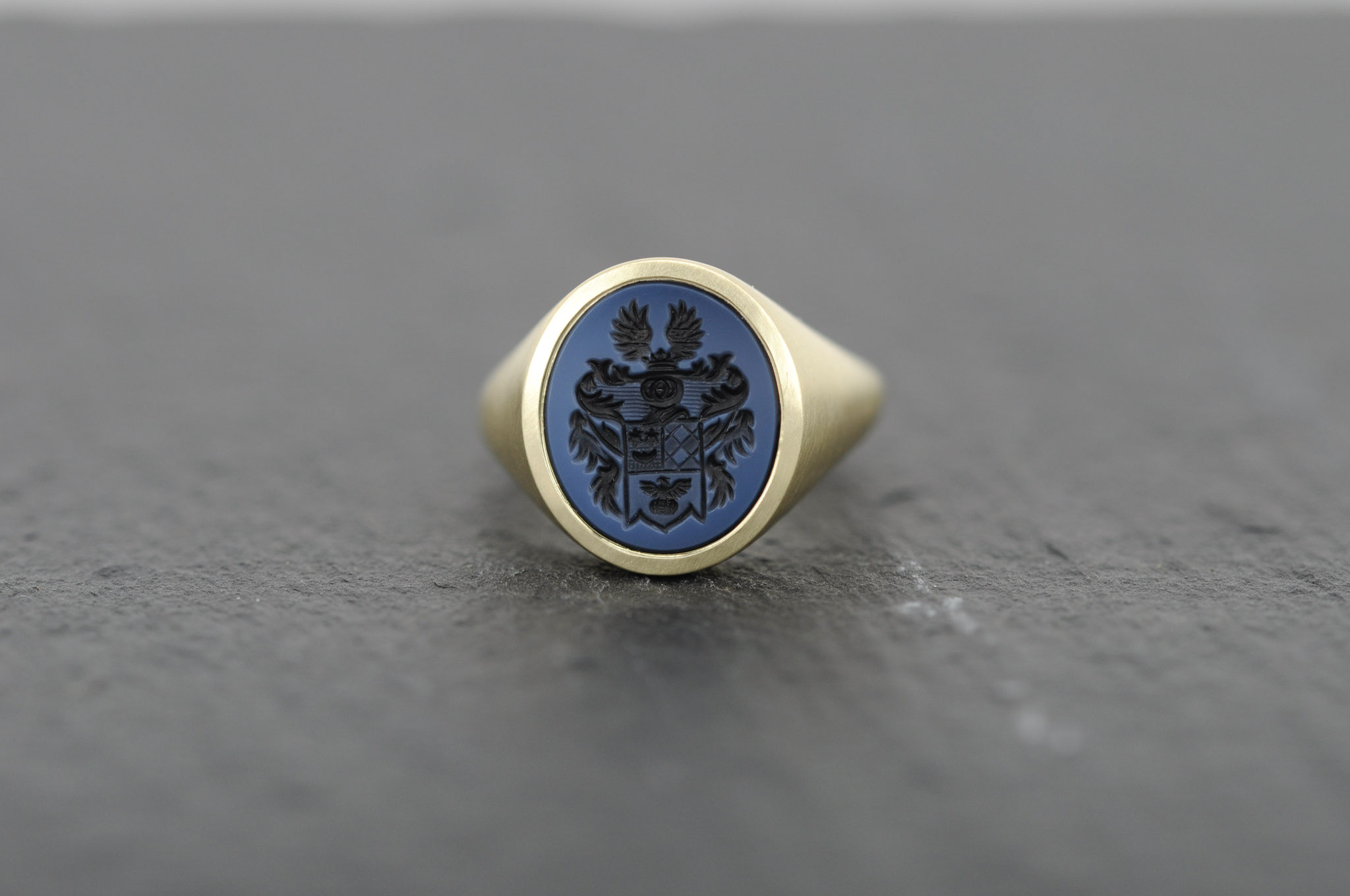 Siegelring für Männer aus Gold mit einem blauen Lagenstein und Handgravur