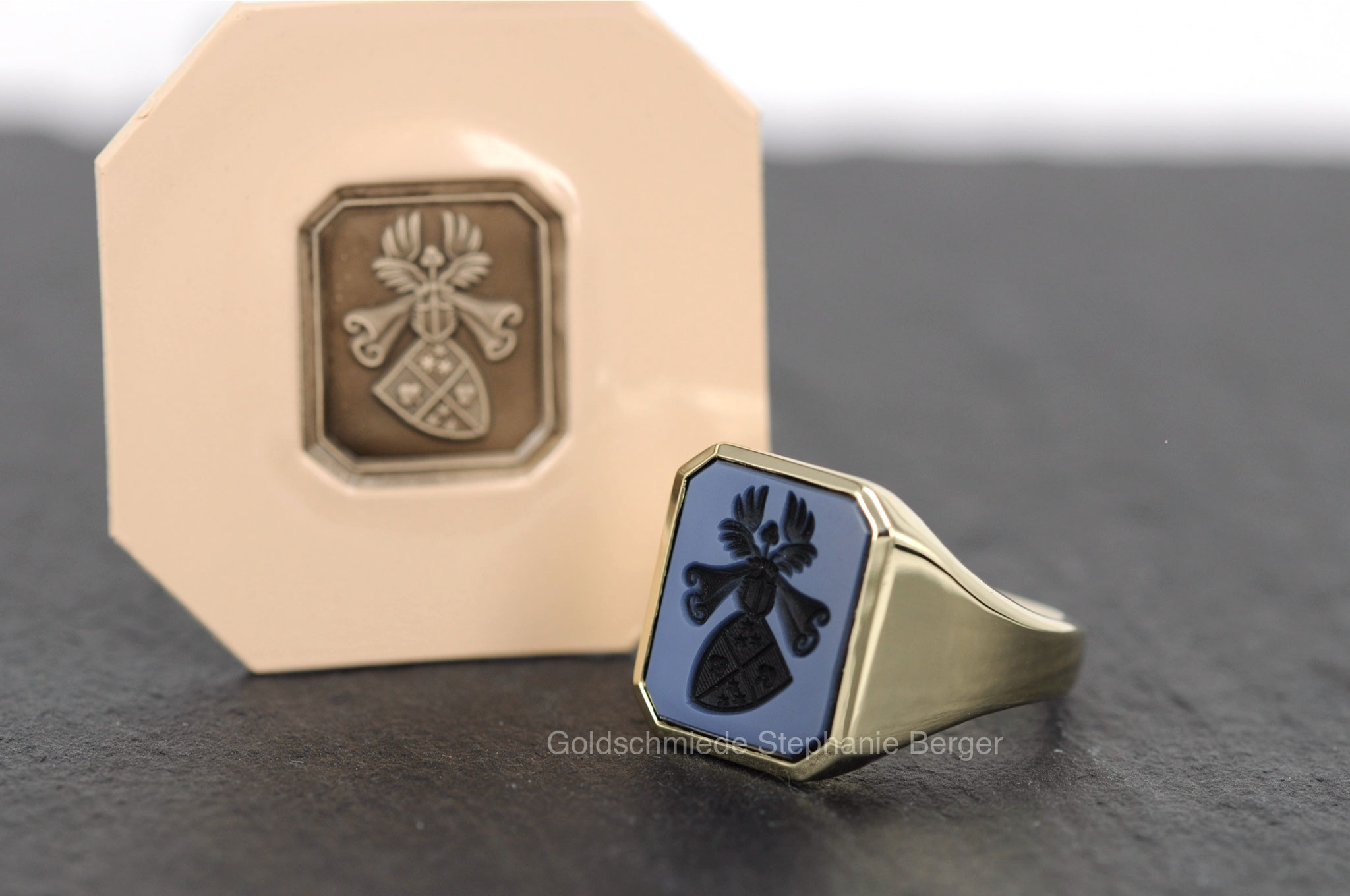 Achteckiger Siegelring aus Gelbgold mit blauem Lagenstein und feiner Handgravur, handgefertigtes Unikat in klassischem Design.