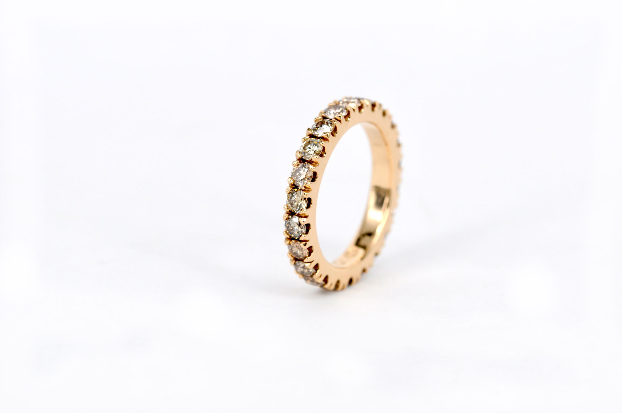 Memoirering aus Roségold mit champagnerfarbenen Brillanten, eleganter Memory-Ring individuell gefertigt