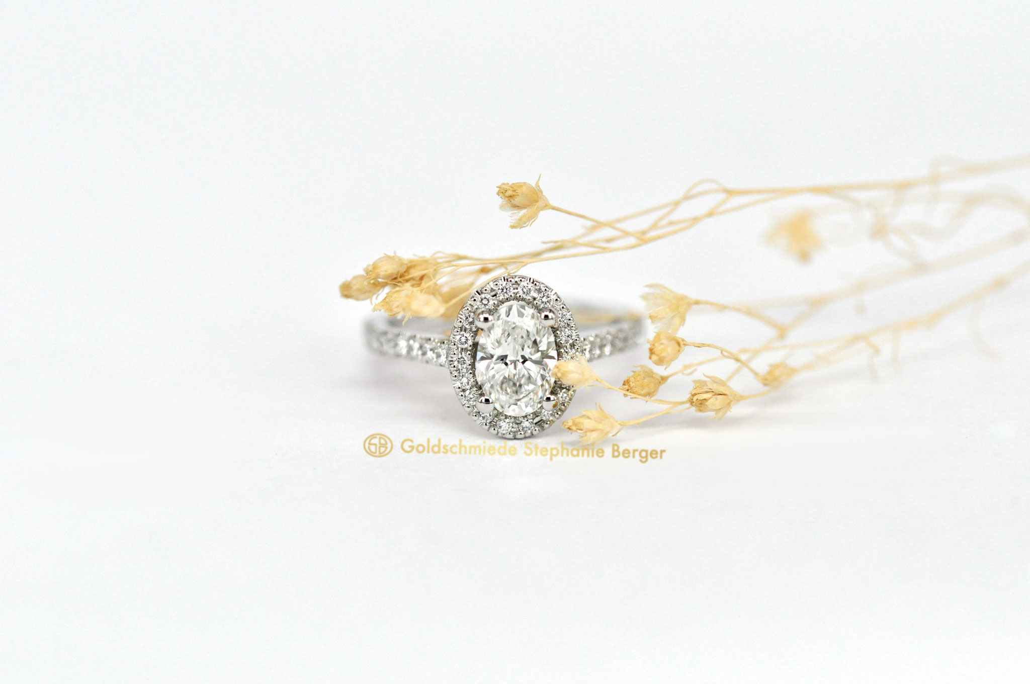 Halo-Ring aus Platin mit ovalem 1-Karat-Diamanten, klassischer Solitärring mit funkelndem Diamantkranz in zeitlosem Design.